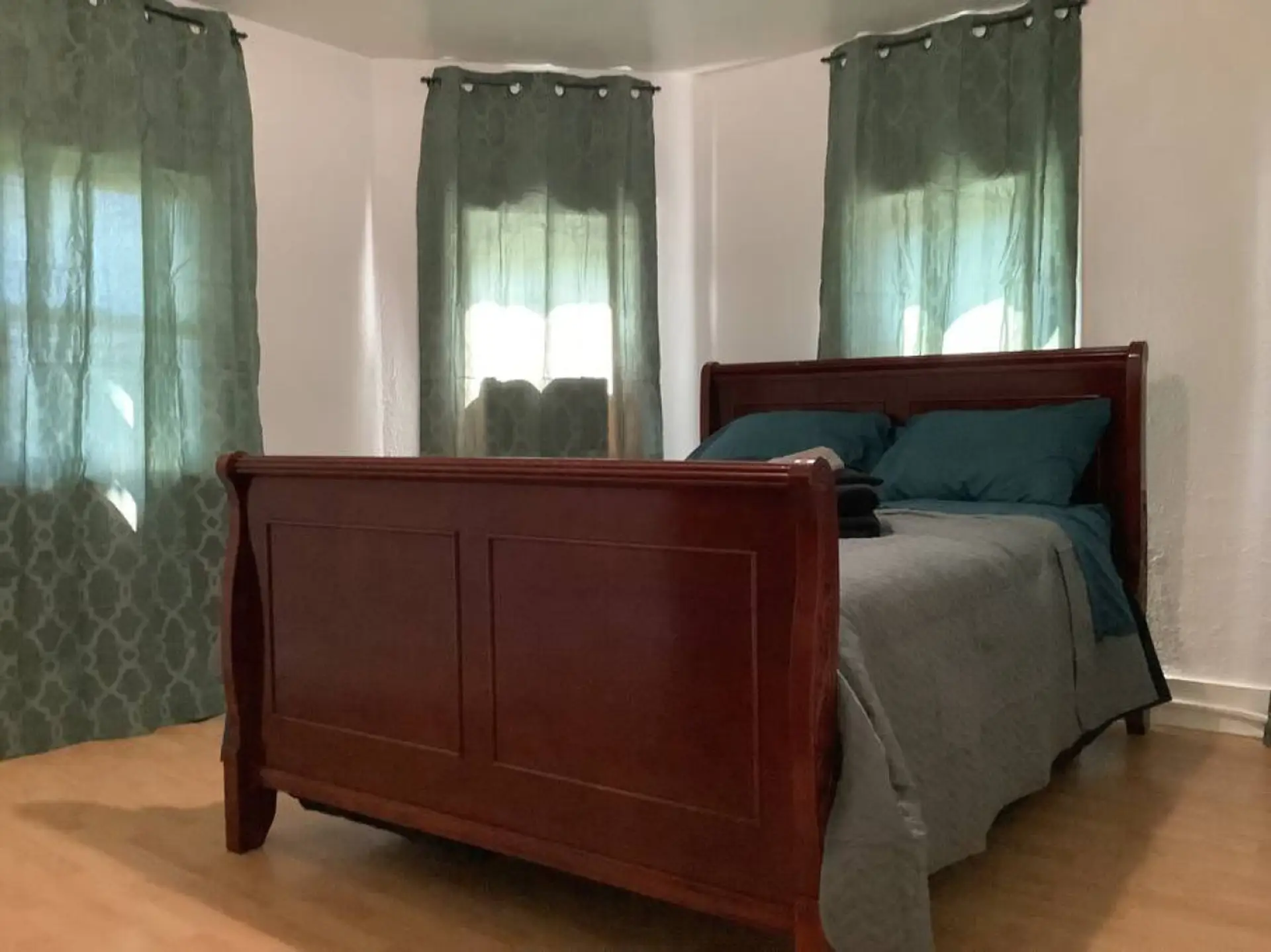 Enjoy this relaxing bedroom.  Equipped with a Queen size bed &  smart tv for your enjoyment.  Relax, wind down and get rested.