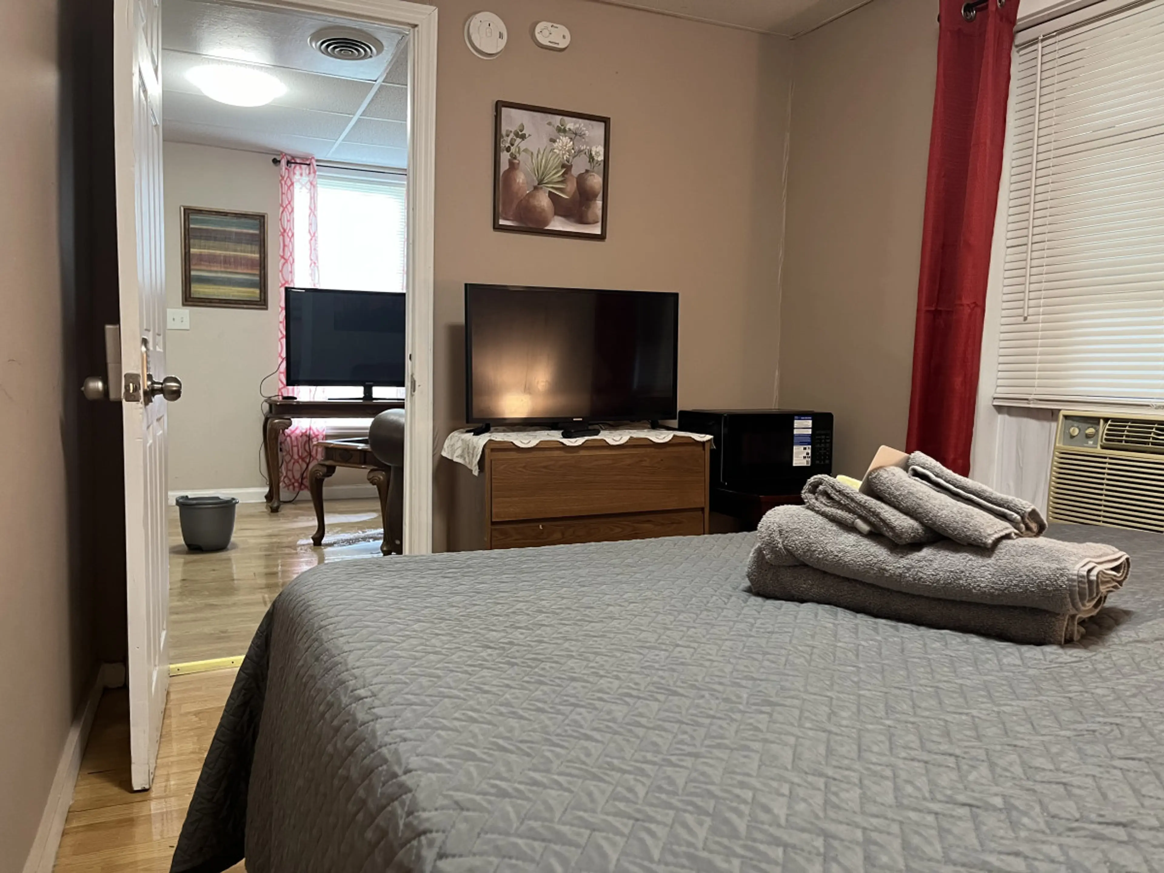 3 intimate bedrooms with comfortable queen size beds.  Enjoy your privacy, relax and get a good nights sleep.  Each room has a dresser and smart tv to wind down from your day.