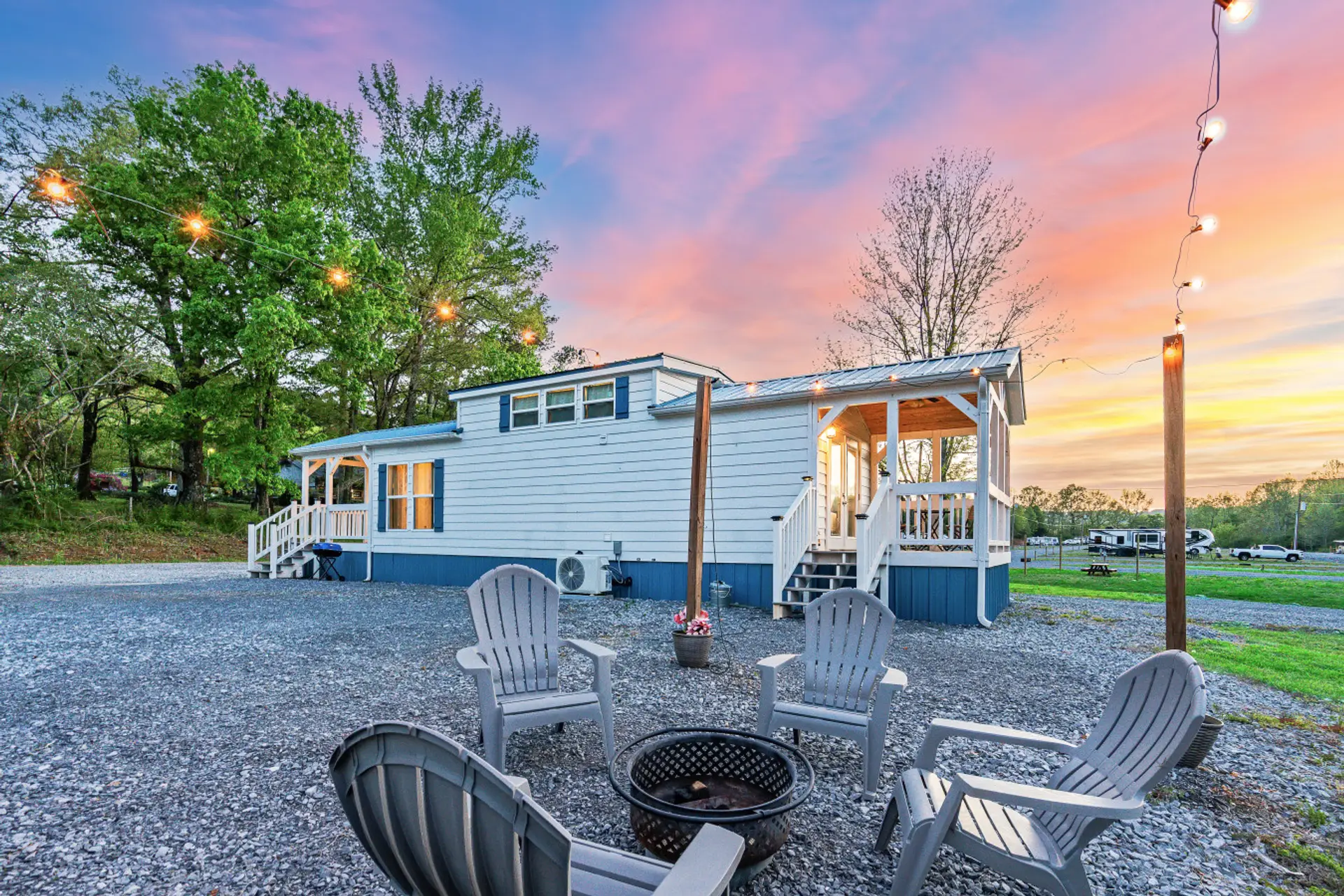 Retro charm, private firepit nights, and peaceful weekends near Lake Guntersville.