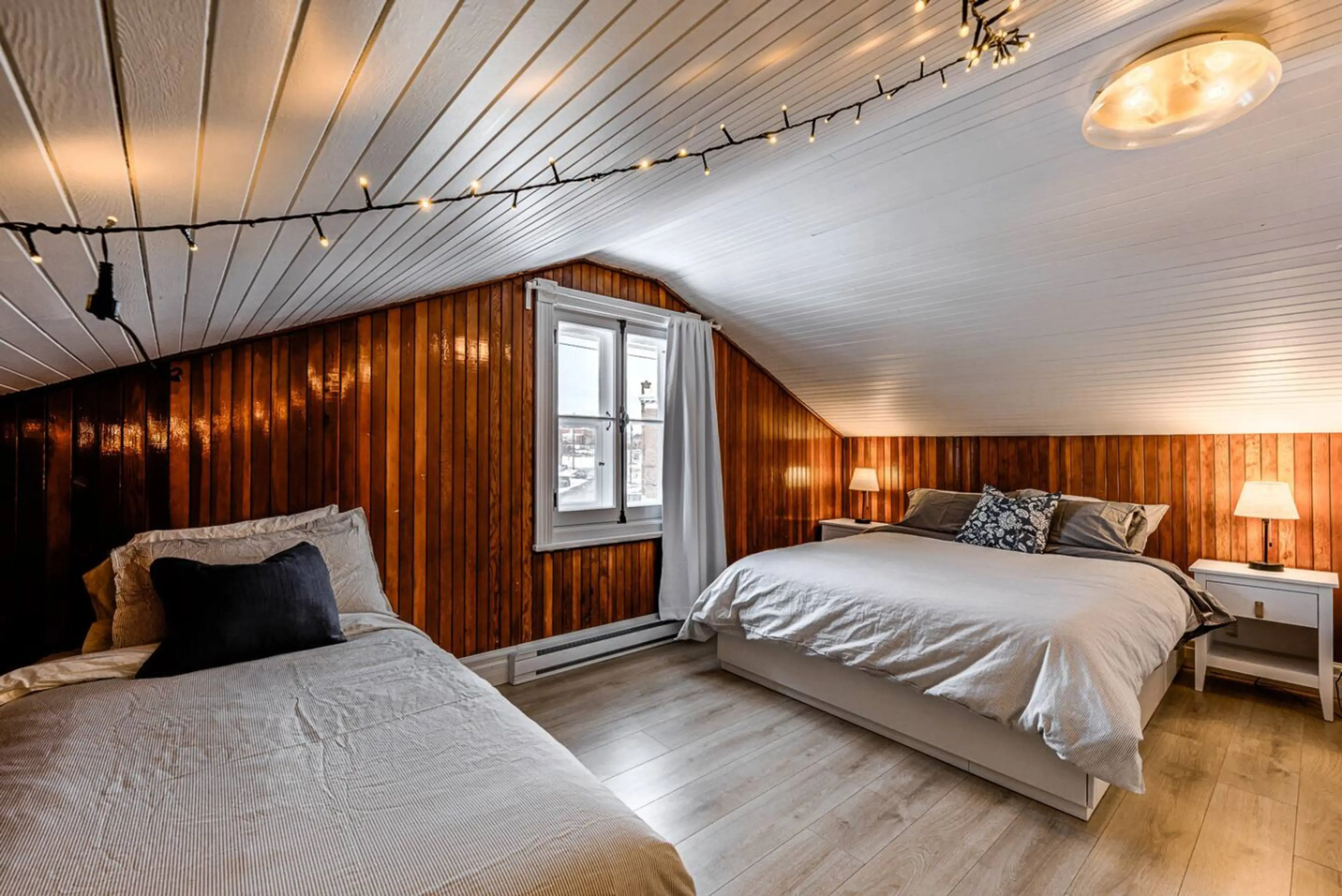 Bedroom with one twin bed and one queen bed