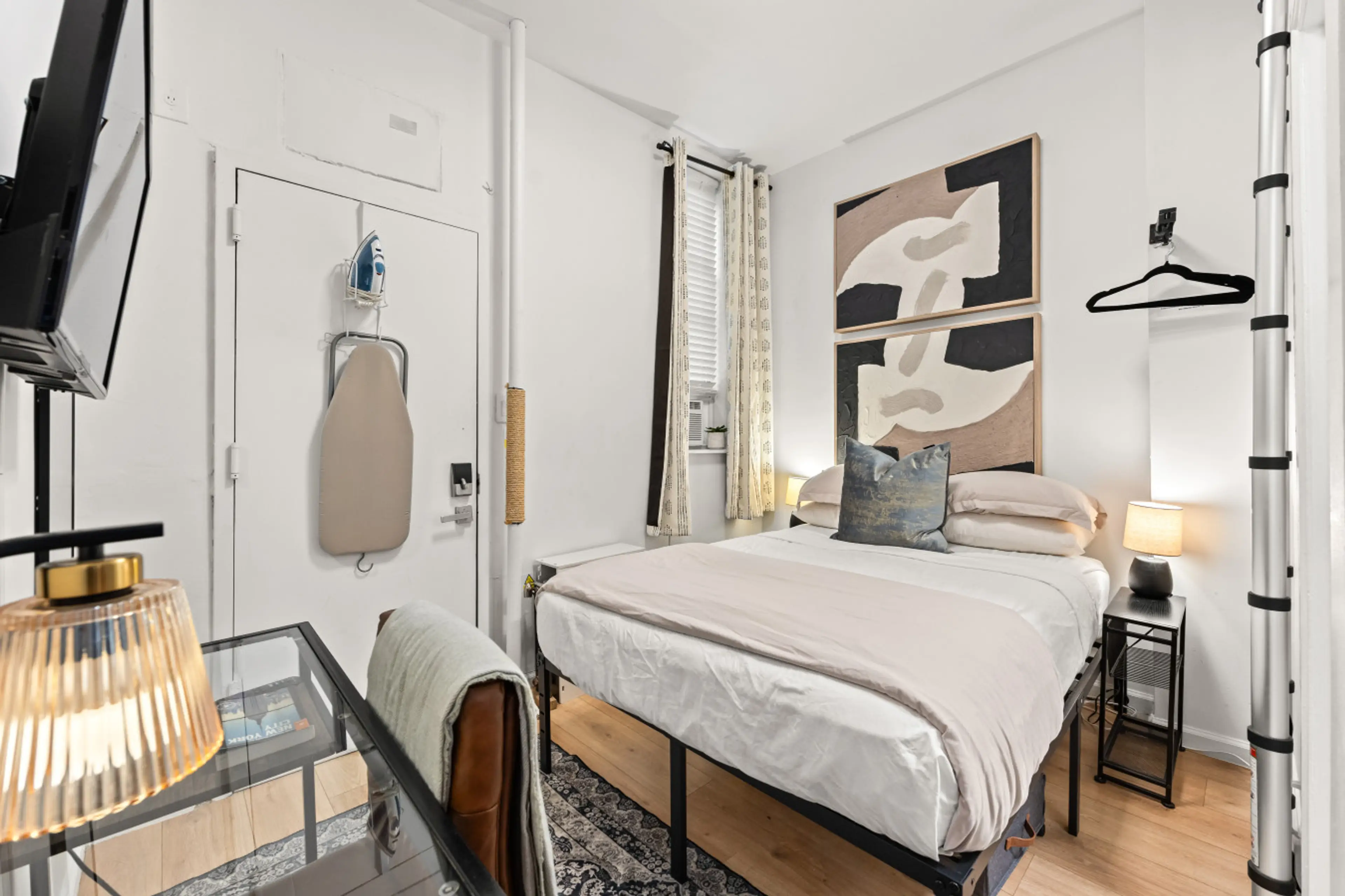 We’re happy to host you in this bright, compact studio—perfect for resting, working, or unwinding.