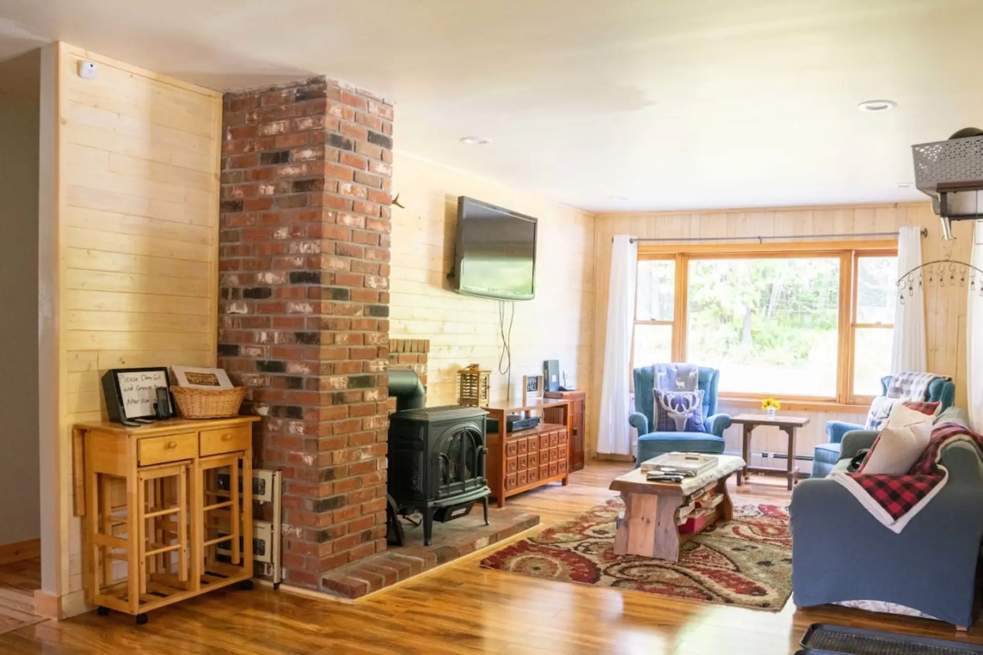 Relax in our open-plan living area. Comfort awaits.