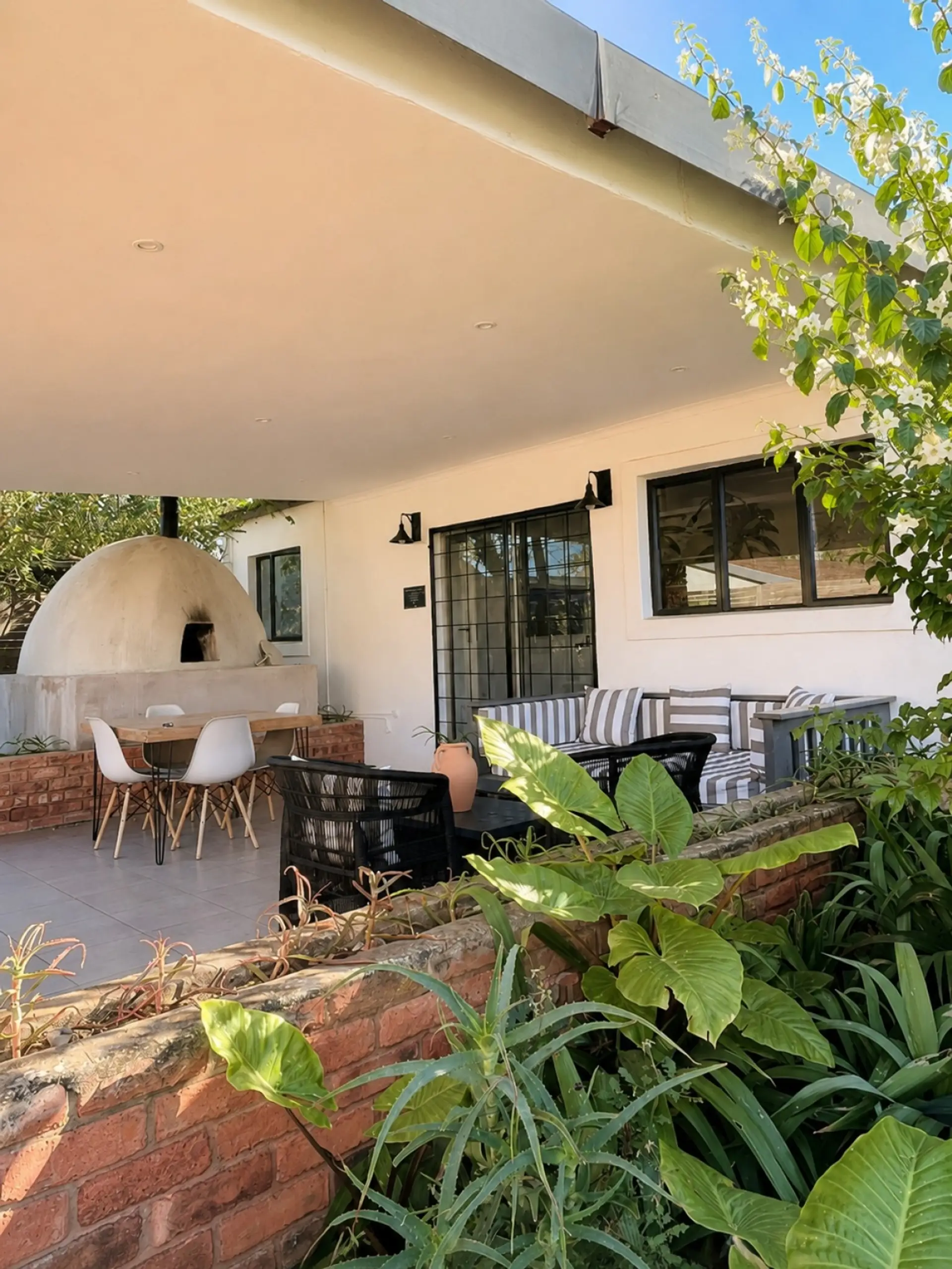 Pizza oven & outdoor dinning area