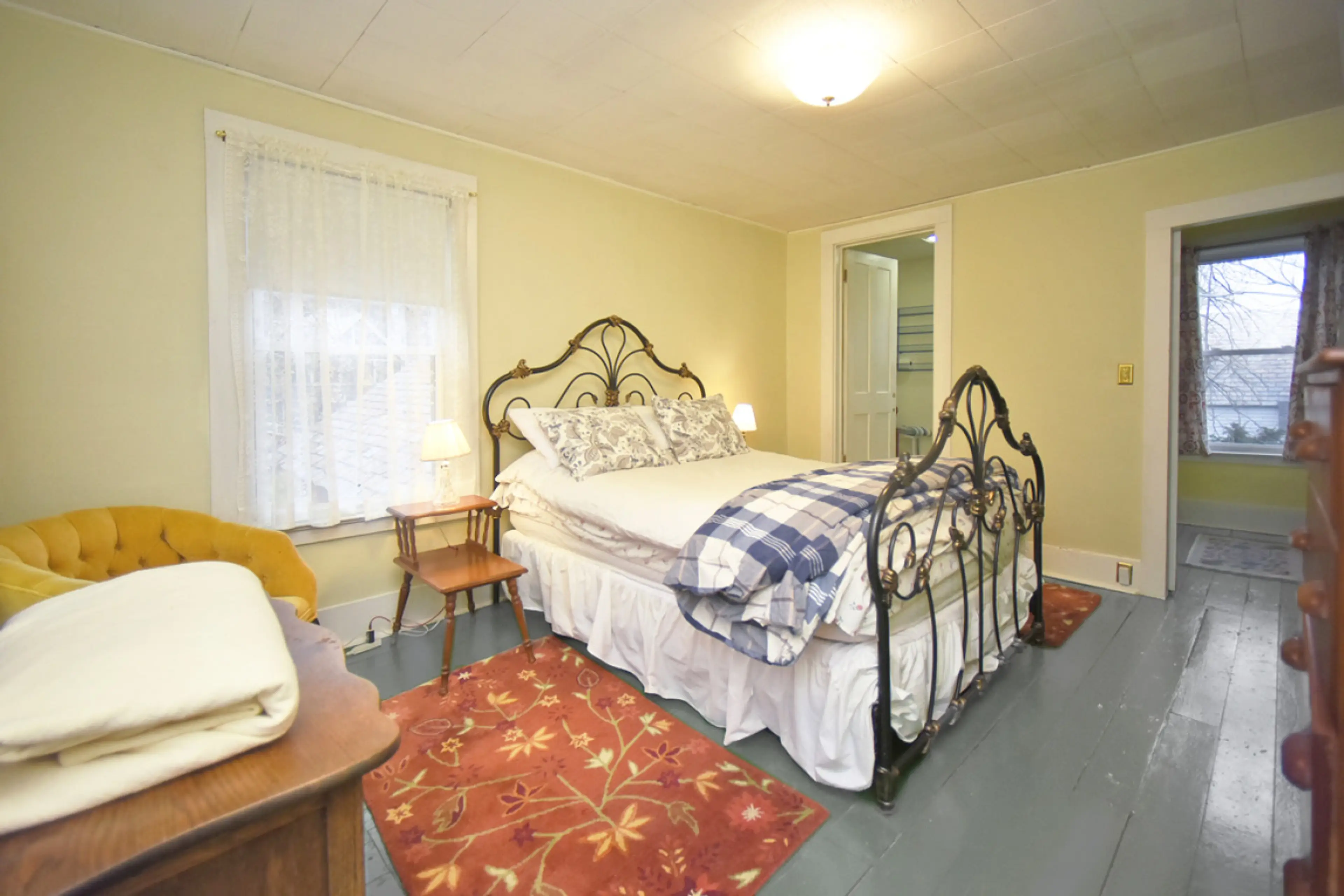 Marigold queen bed with en-suite bathroom