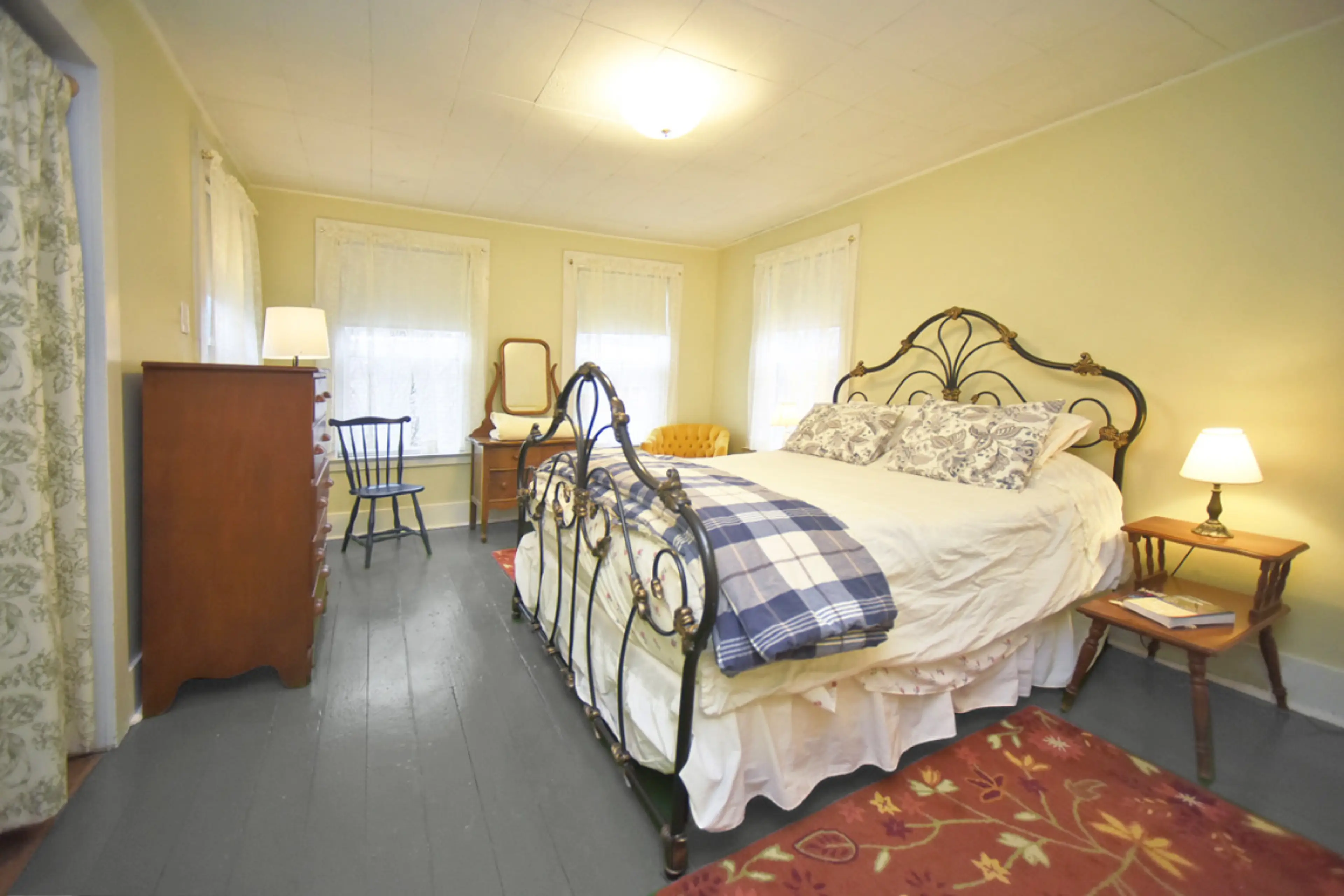 Marigold queen bed with en-suite bathroom