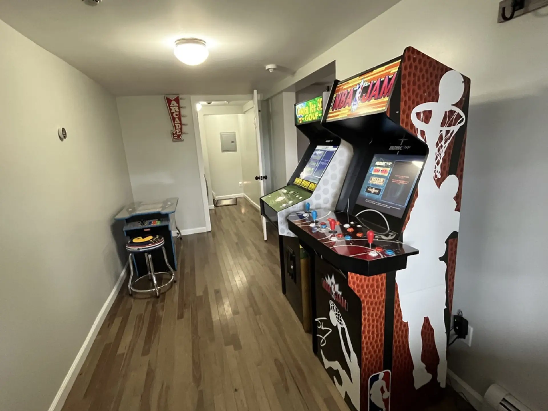 (x3) full sized arcade games! NFL Jam, Golden Tee Golf & Marvel