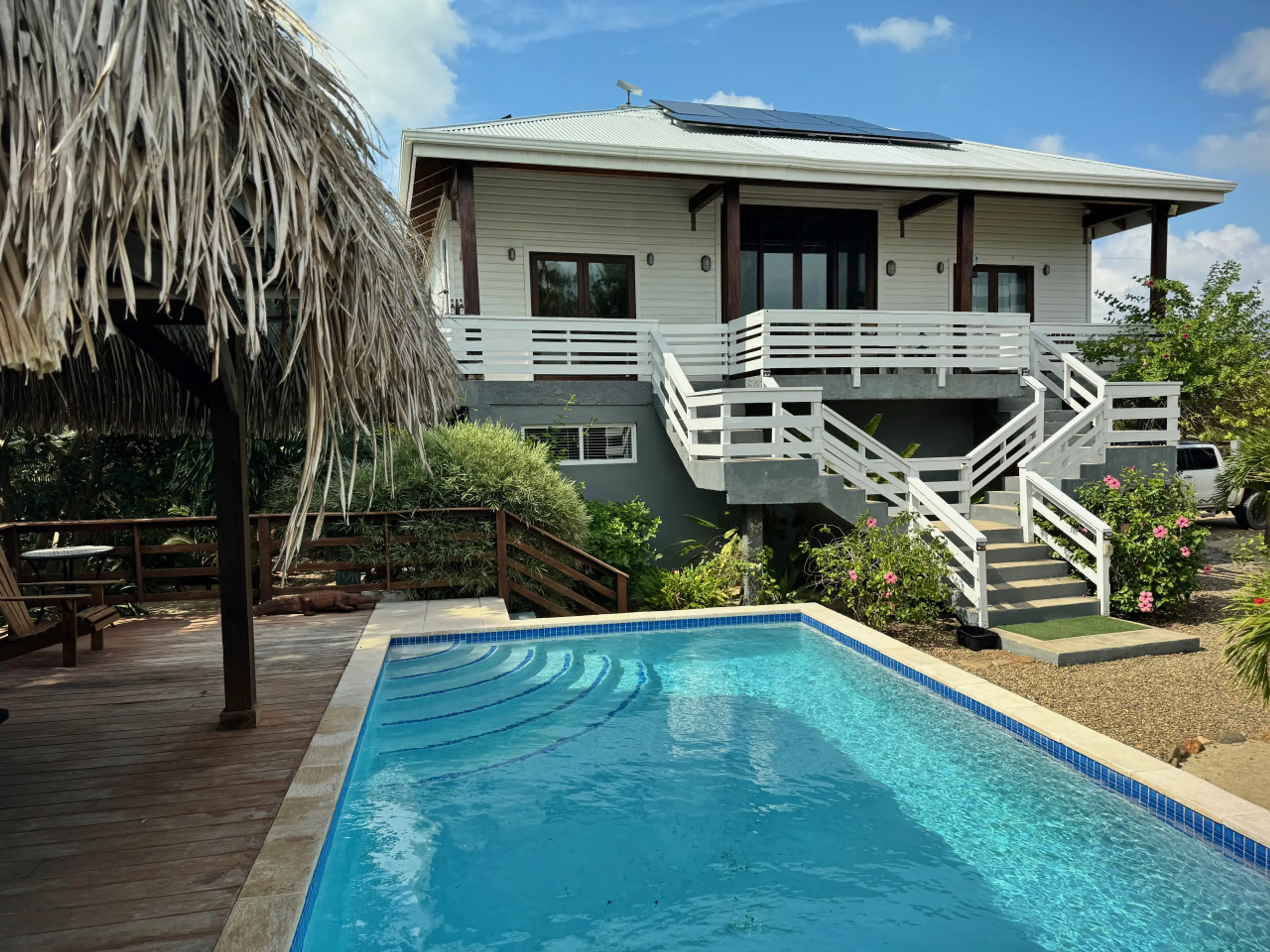 Casa Front with Pool