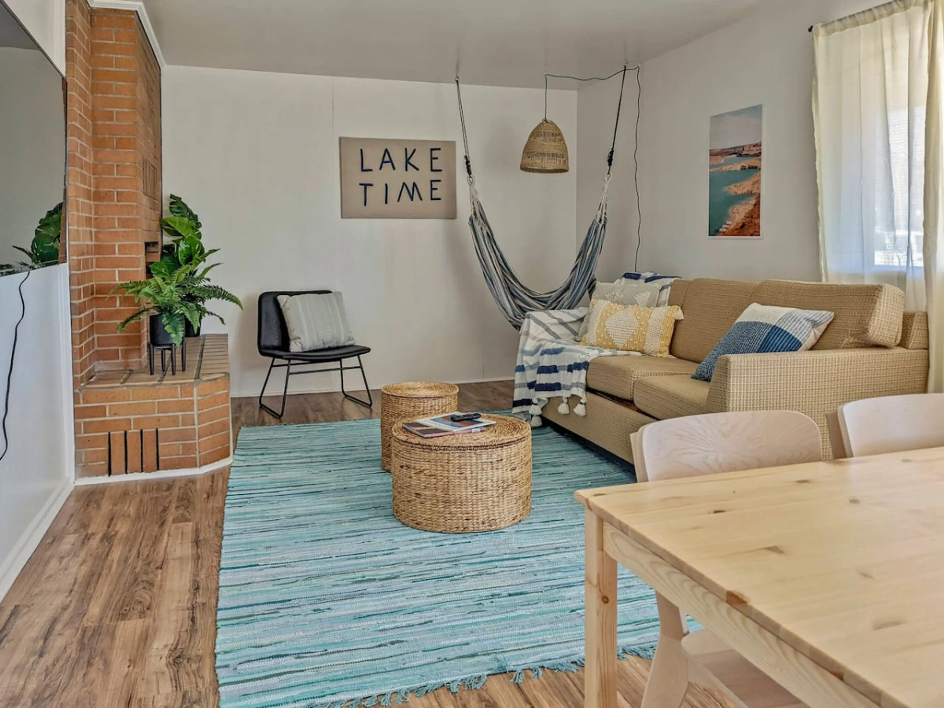 Charming and cozy living/dining area