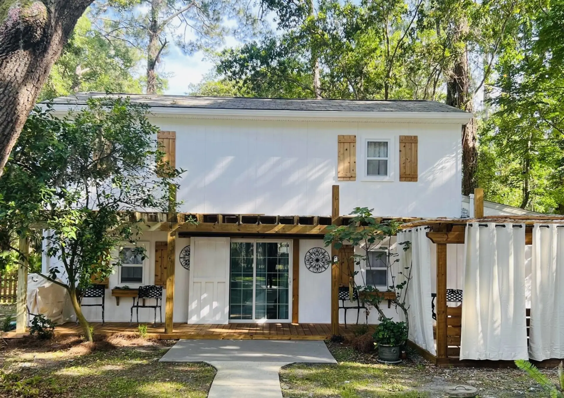 Farmhouse entrance under the oaks