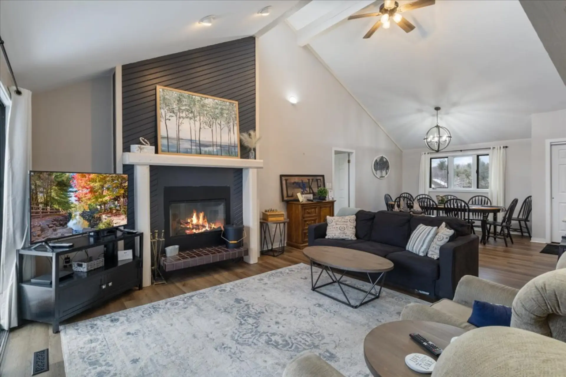 Professional Huge and open dining and living area for large families to enjoy Photo
