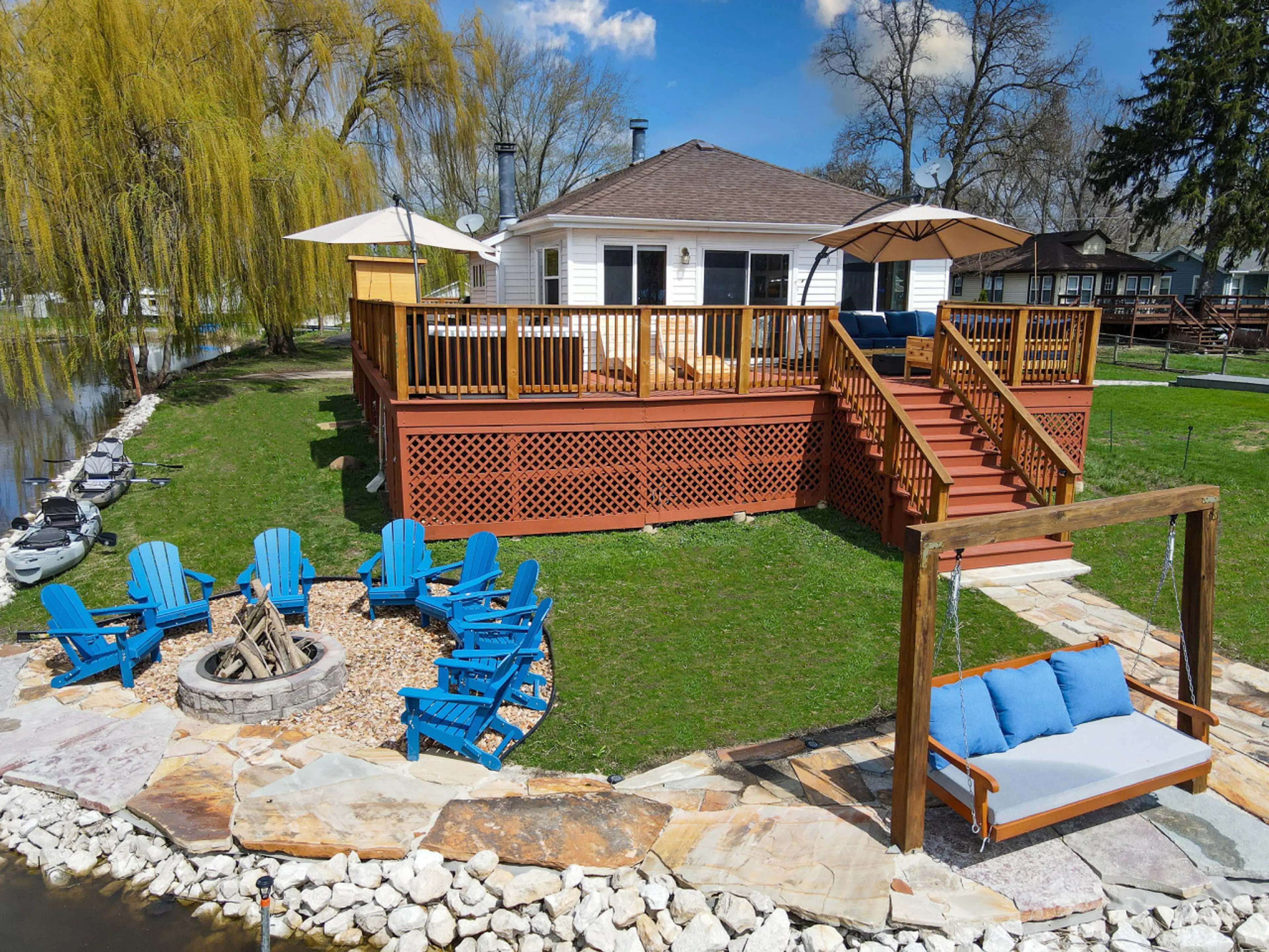 All the amentities a person can want on the waterfront