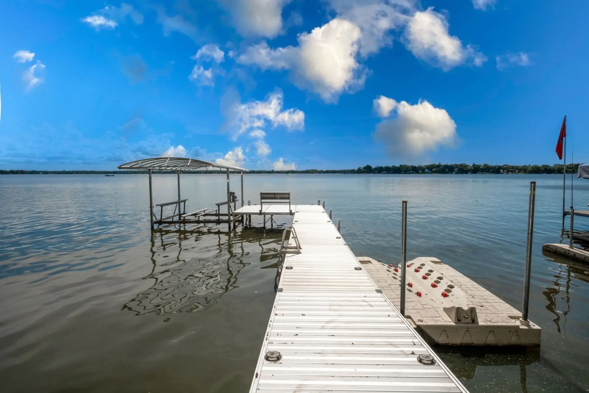 Enjoy Lake Life on Mineola Bay in Fox Lake with a loaded pier system