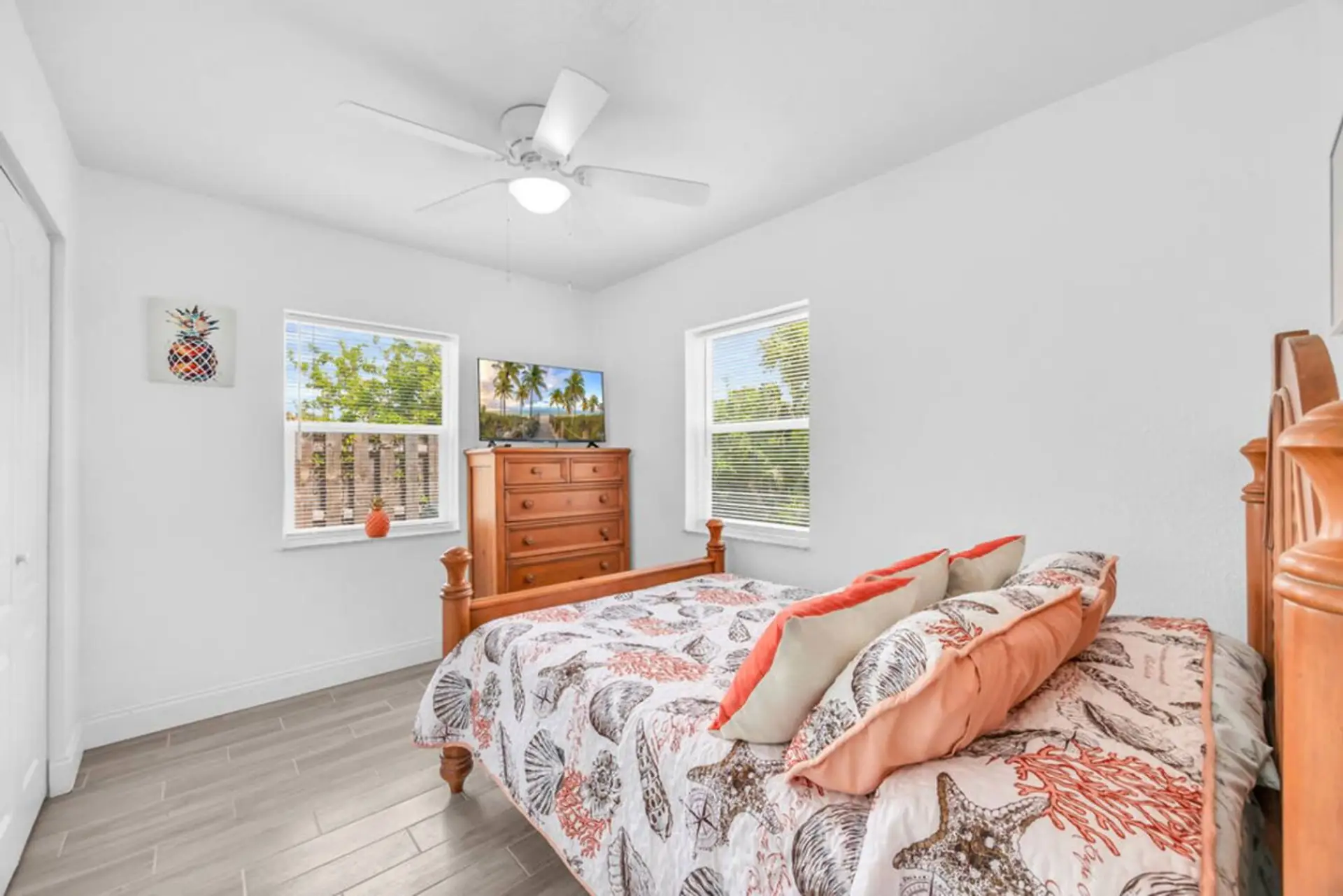 The Melbourne, FL retreat offers a cozy bedroom with a double bed, AC, fan, heating, clothing storage, TV & more.