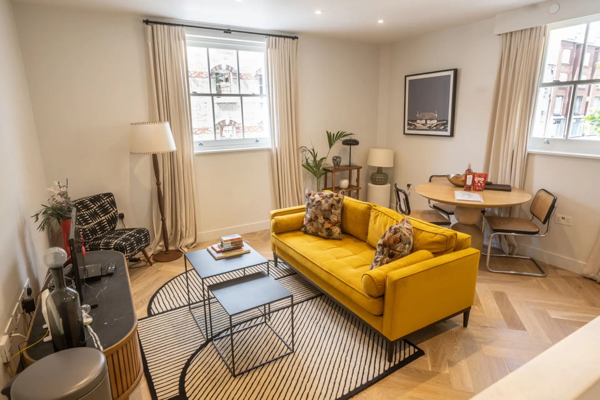 Beautiful bright living area with fully equipped kitchen, all new appliances, crockery and cutlery. Lovely view of the Charlotte Street Hotel opposite. High speed wifi, air con, TV and comfortable table and chairs for eating or working.
