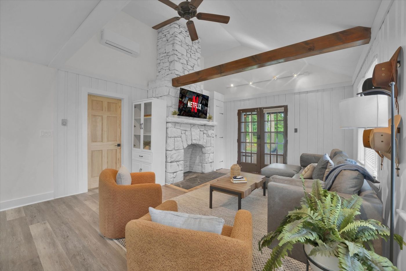 Living room with sofas and a ceiling fan