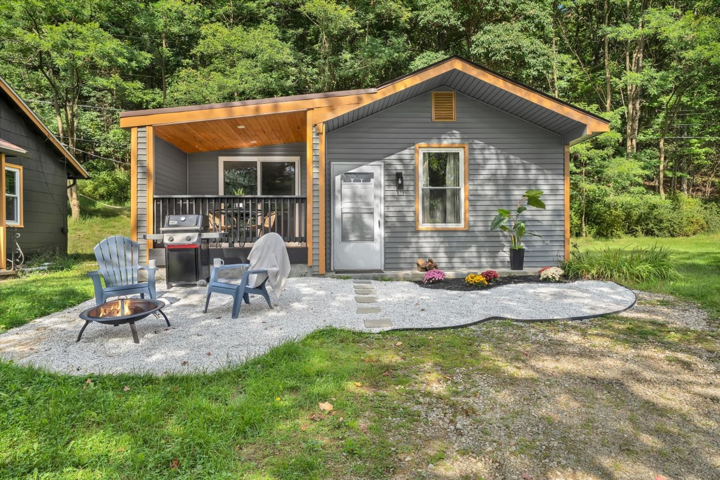 The Andalusian cottage with a stone patio and chairs