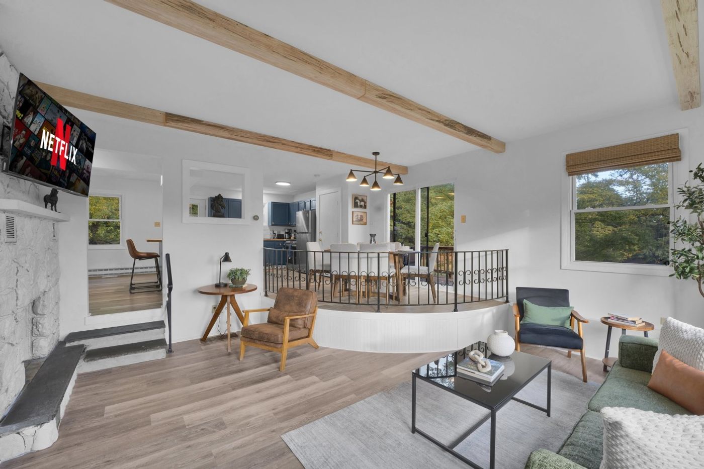Living area with a TV and a wood ceiling
