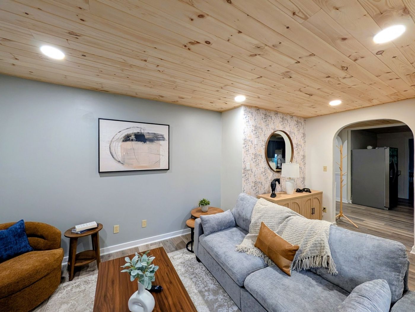 Living room with an arched doorway