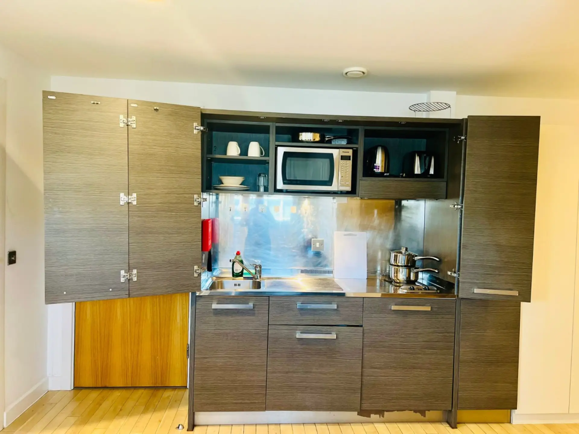 Kitchenette with Microwave