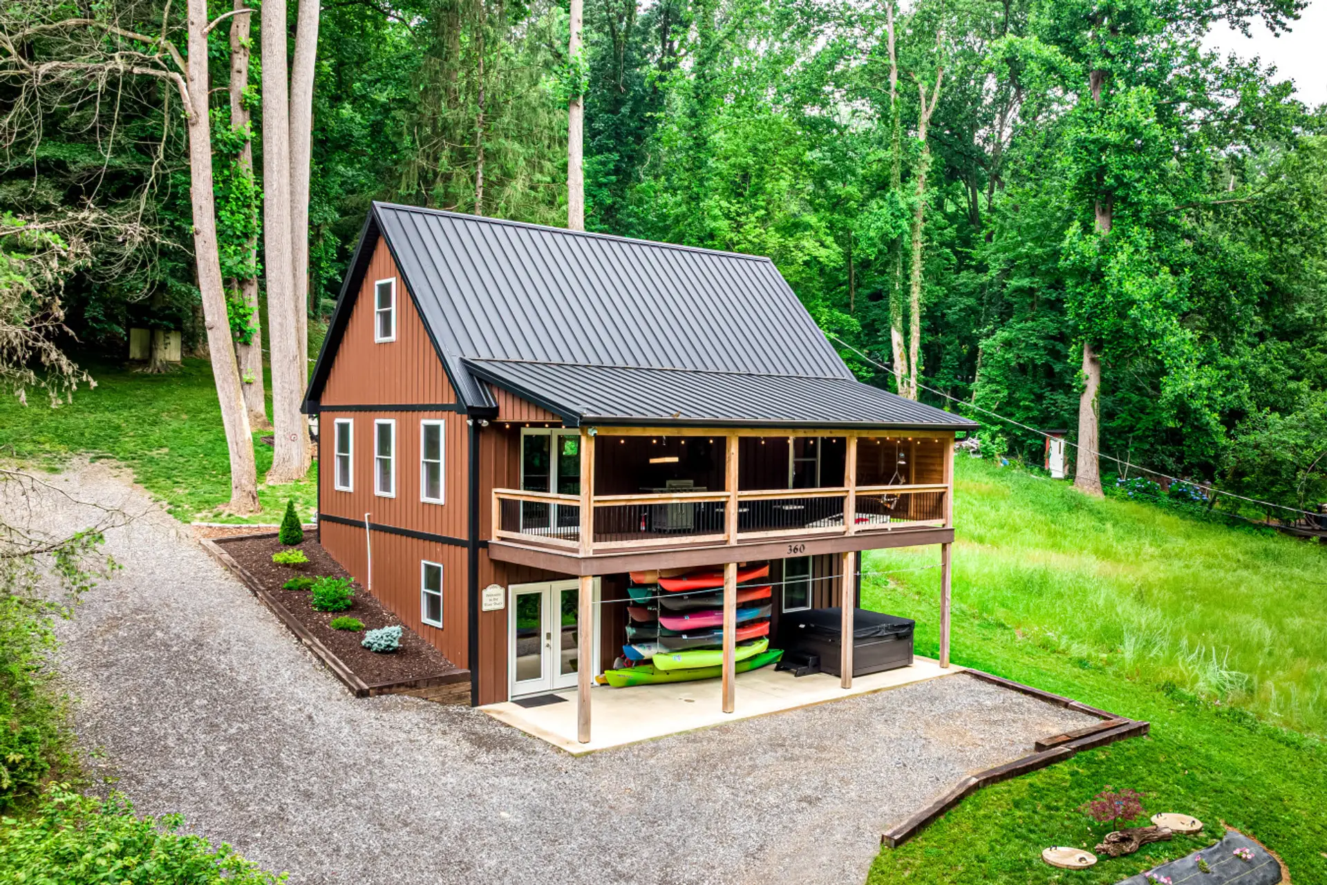 Cabin on a wooded hillside, hot tub, porch, and kayaks for guest use