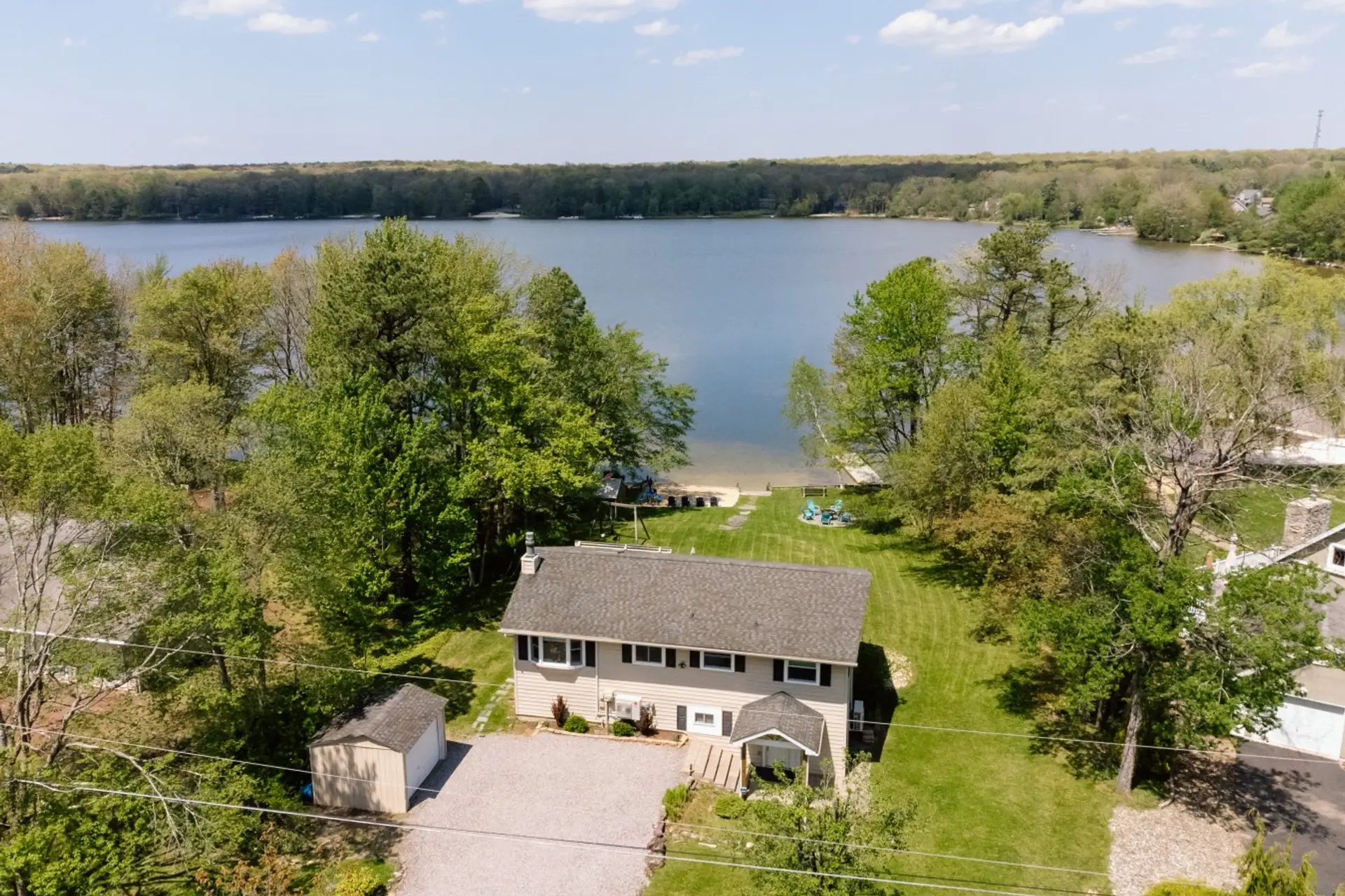 The Lakefront House with direct access to the lake