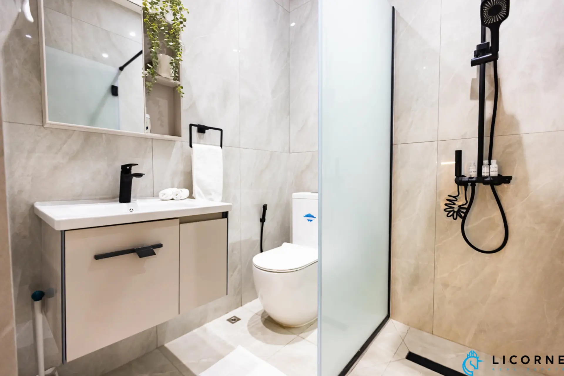 Spacious Modern Bathroom