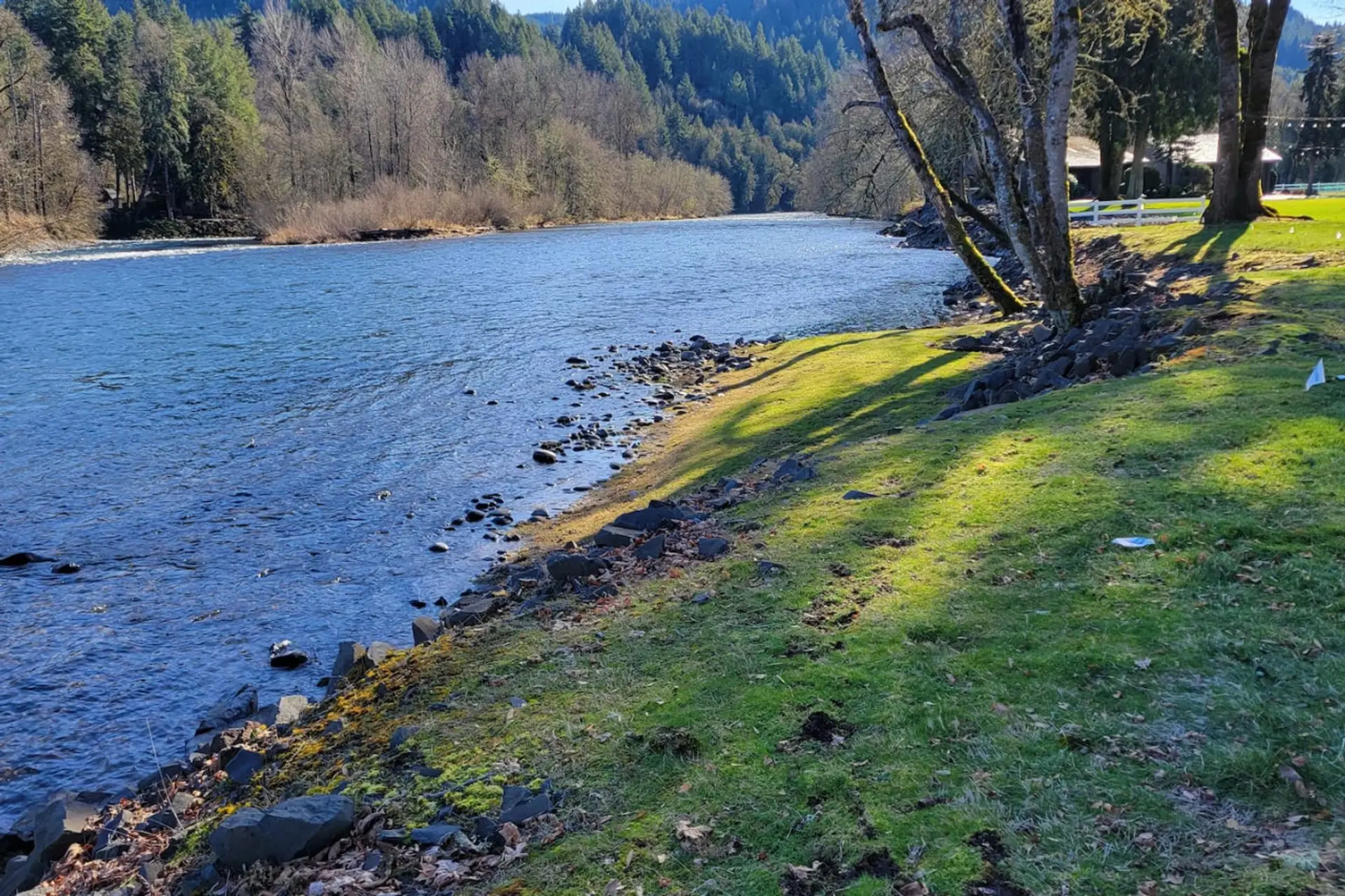 Over 900 feet of river frontage.  This is a great place for weddings, anniversaries, retreats, small events, Instagram photo opportunities, senior pics, and more. Easy to find and easy to love.