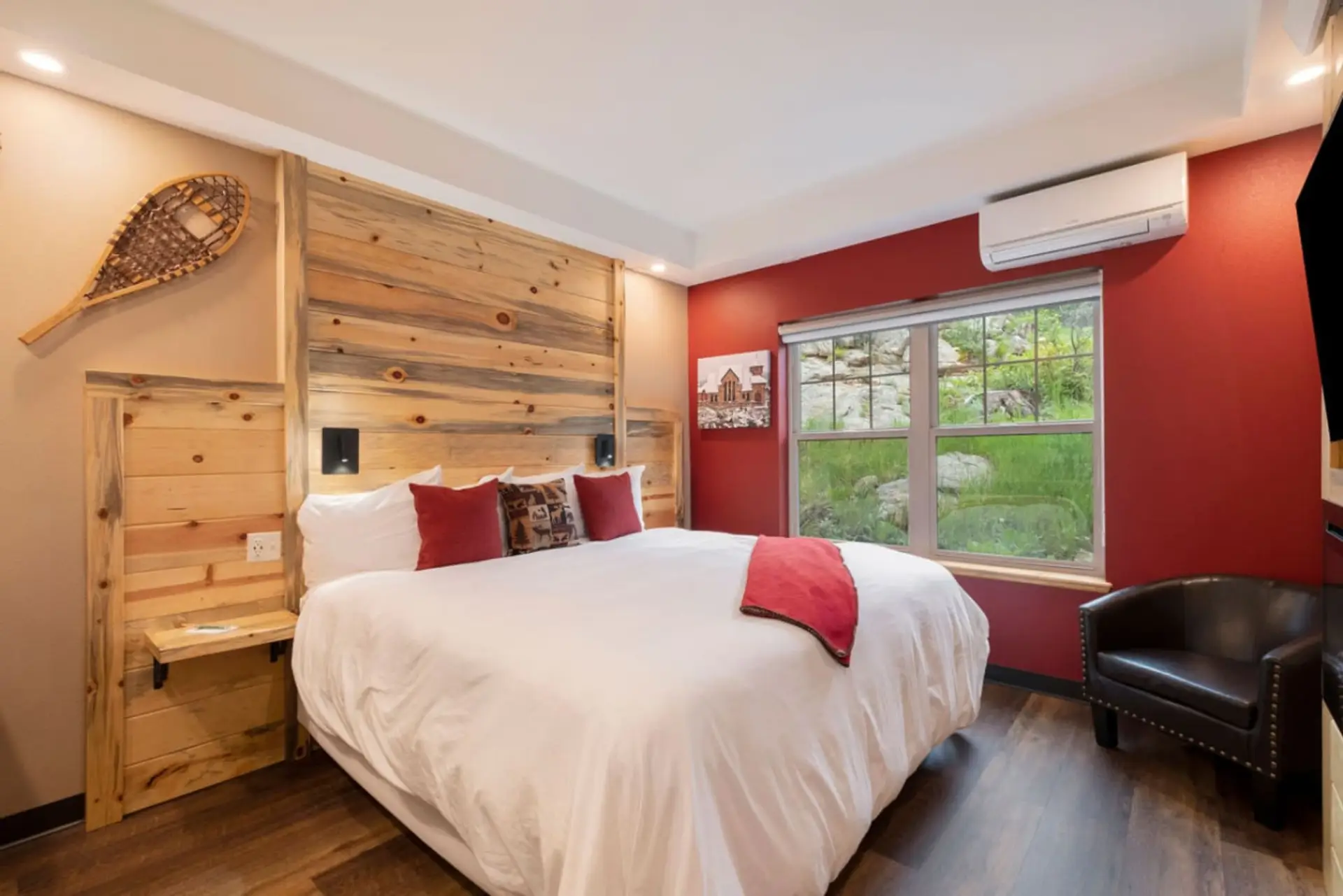 aNice king bed in comfy studio room.