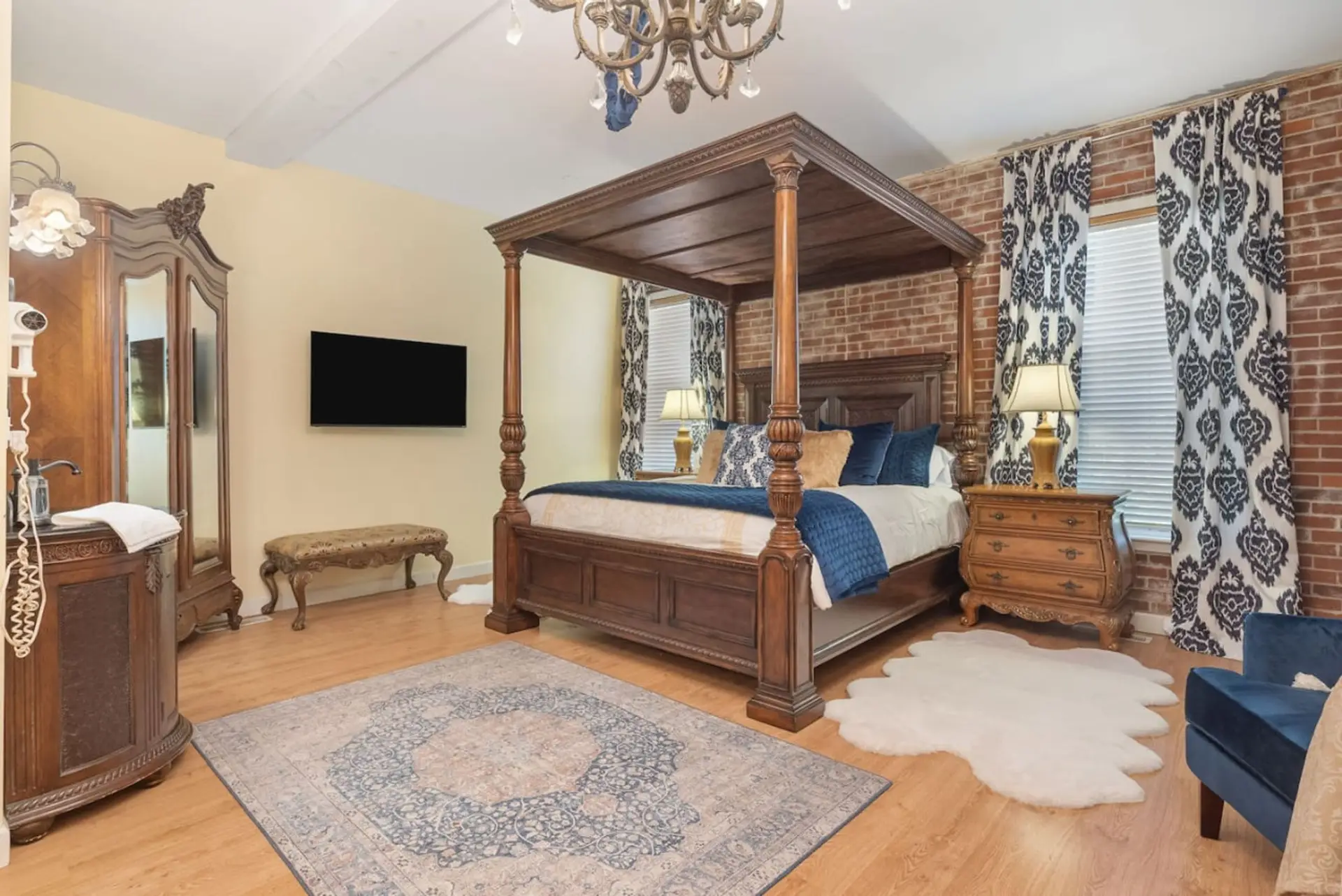 Beautiful Hooker king size bed