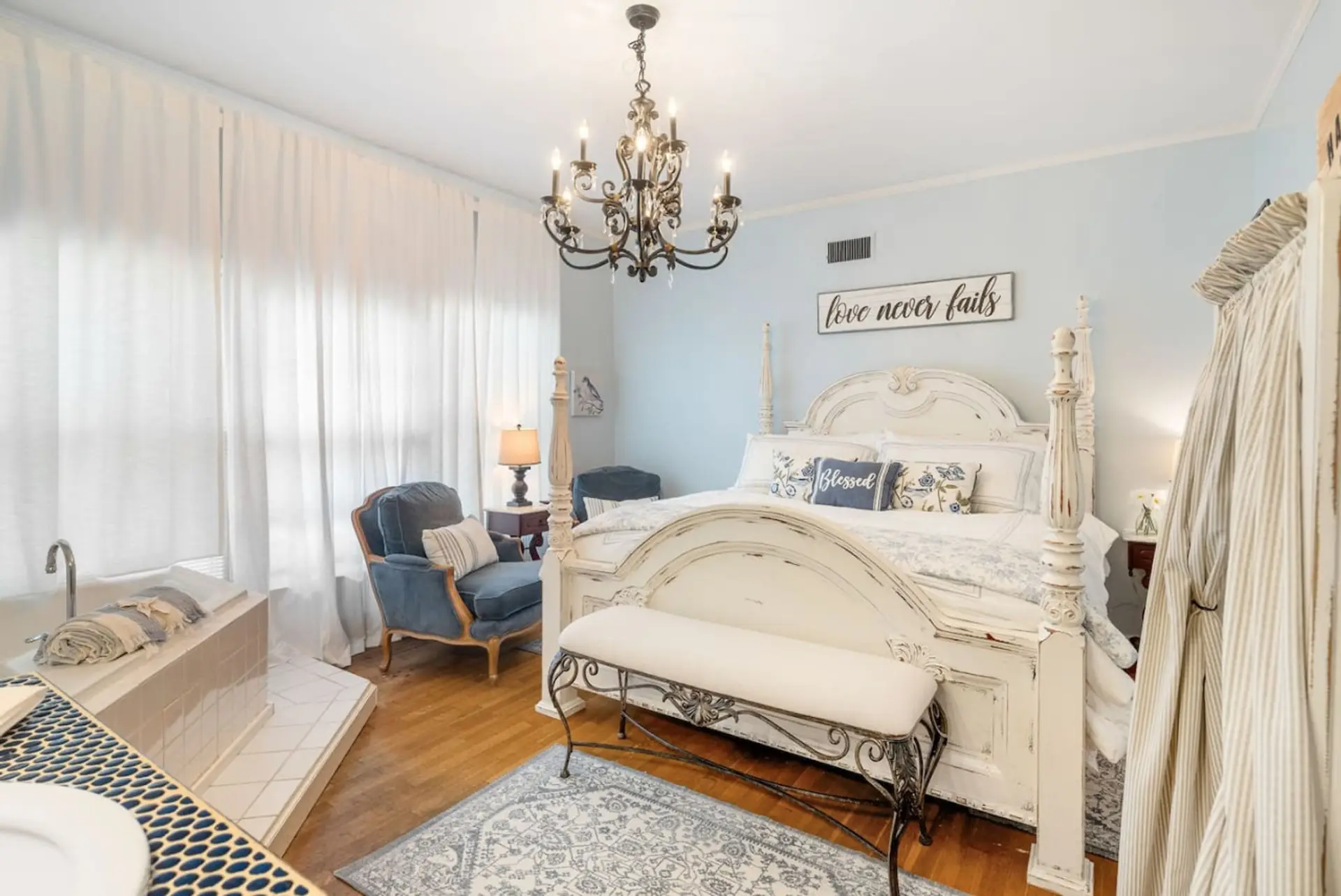 Blue Jay suite with king size bed