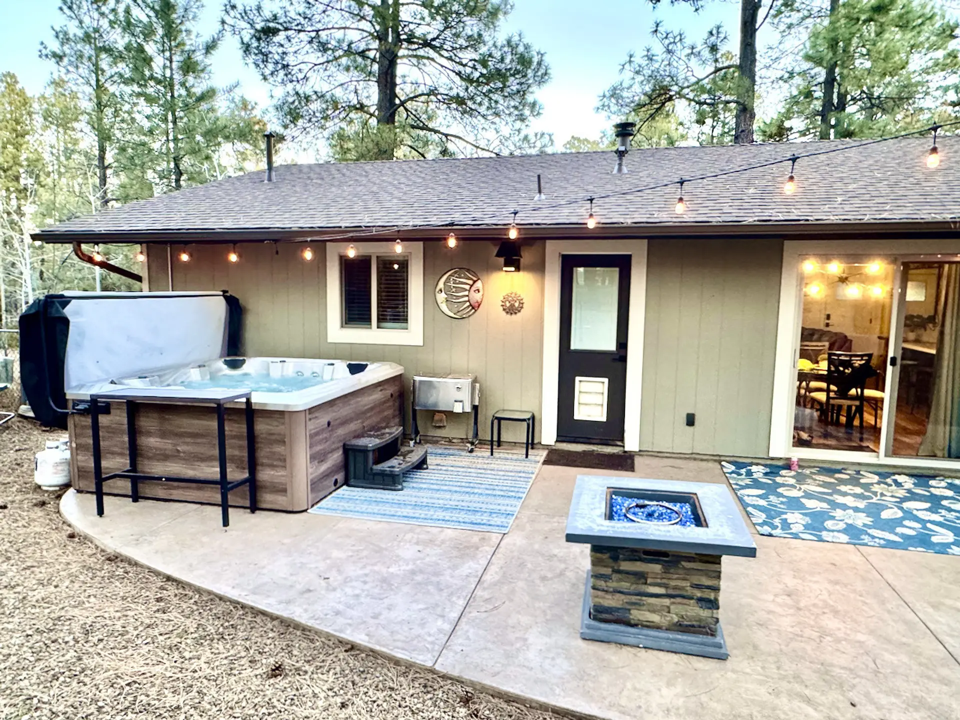 Enjoy the gas firepit while relaxing in the tub
