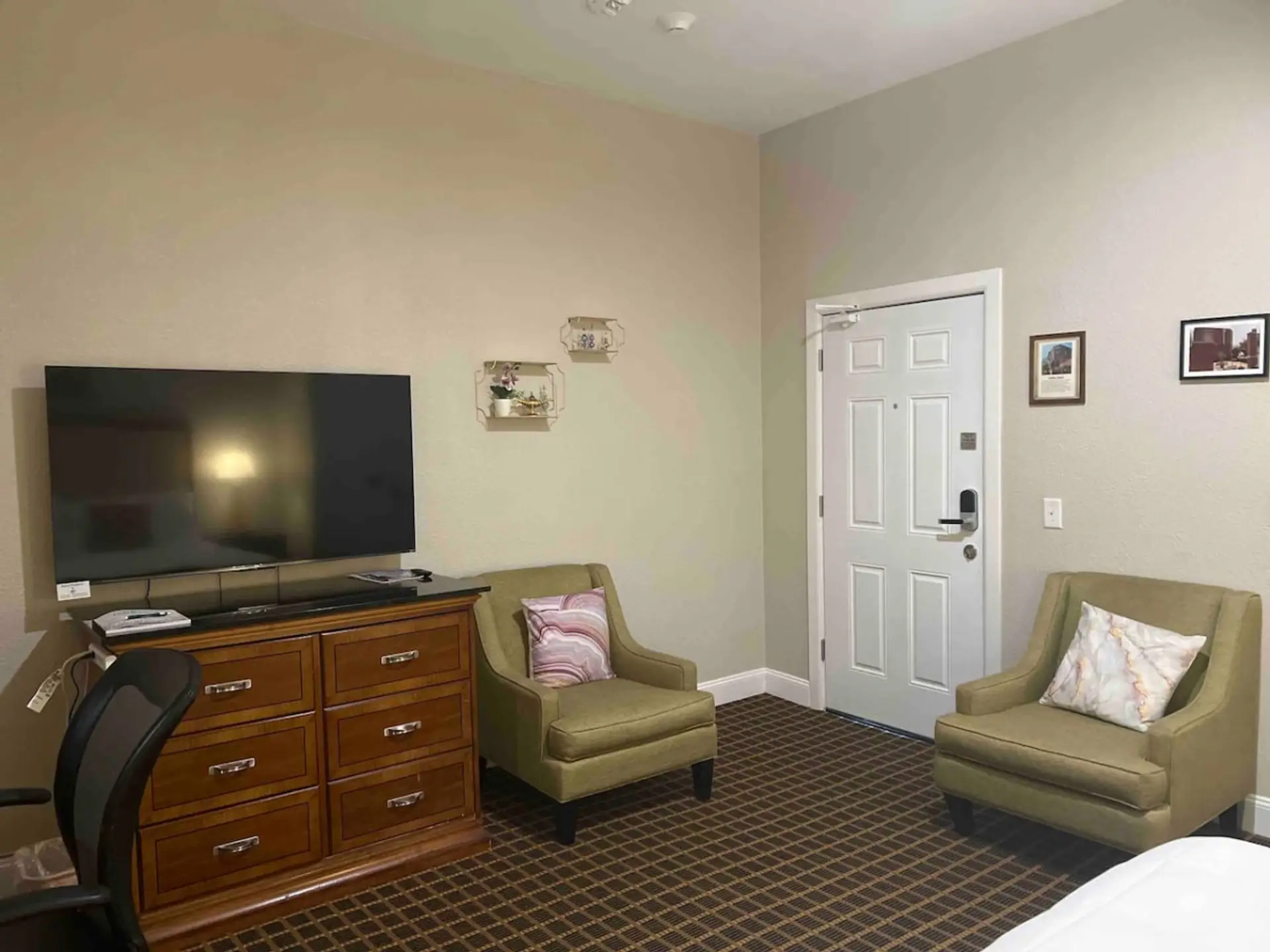 Smart TV, sitting area