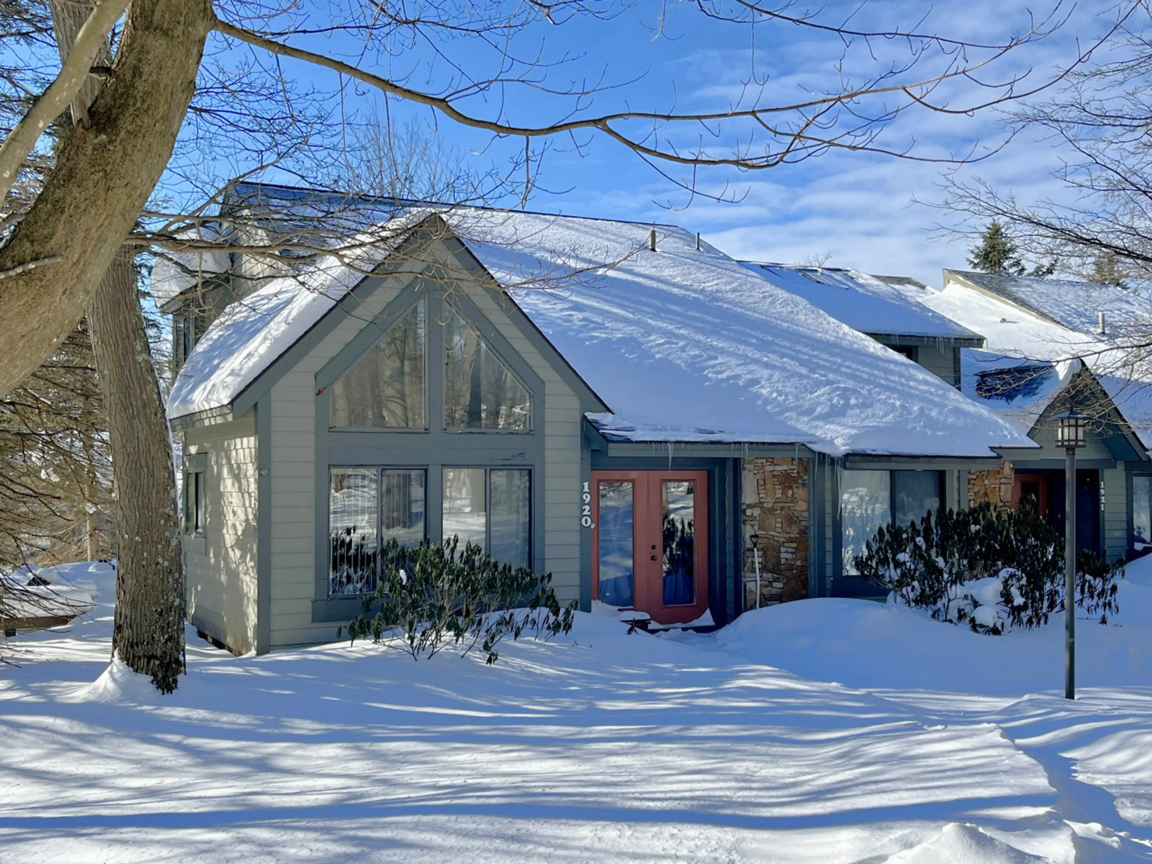 Welcome to Deckside Tranquility, your Hidden Valley winter retreat!