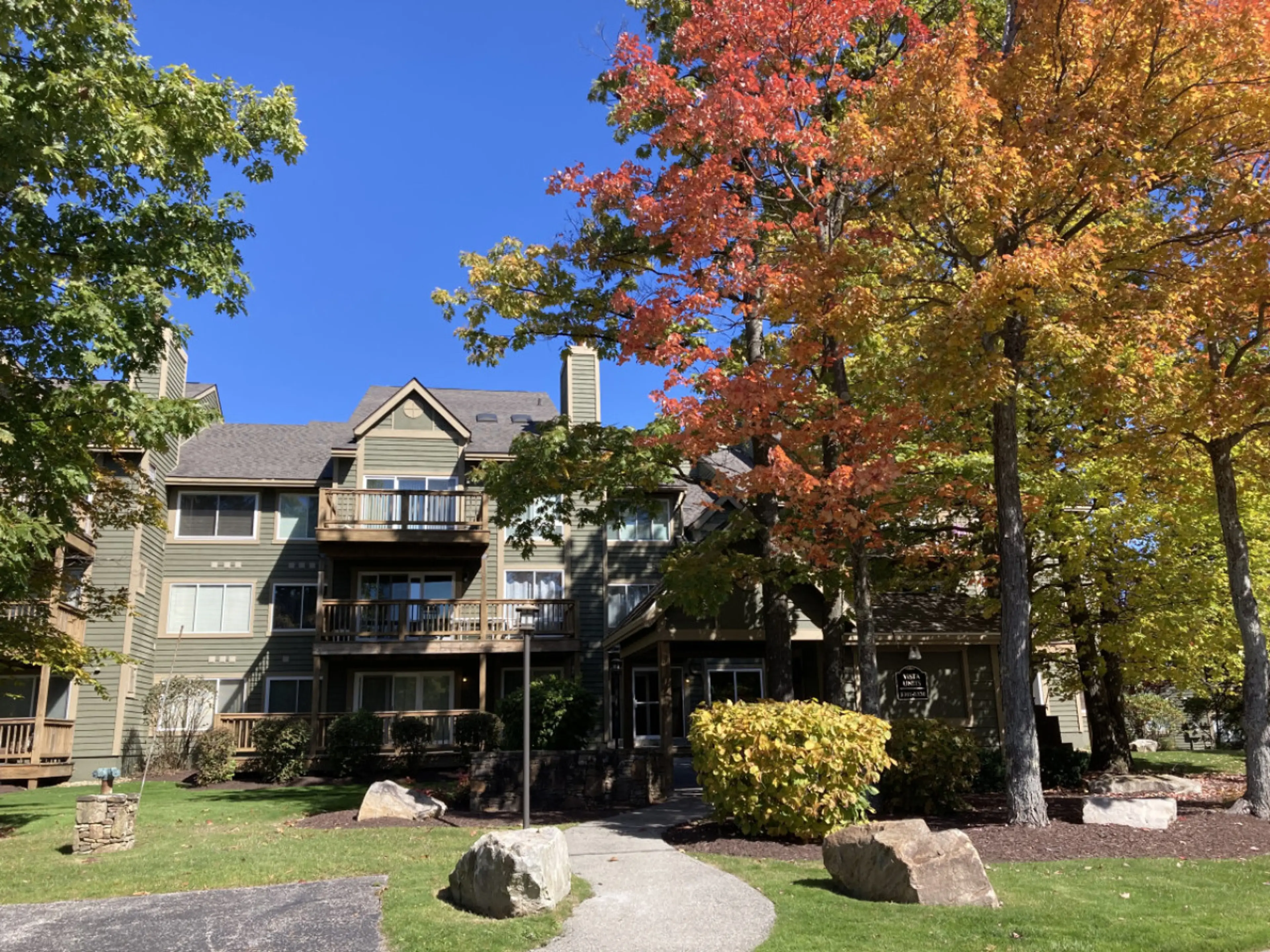 Welcome to Summit Blossom, your Autumn mountain getaway!