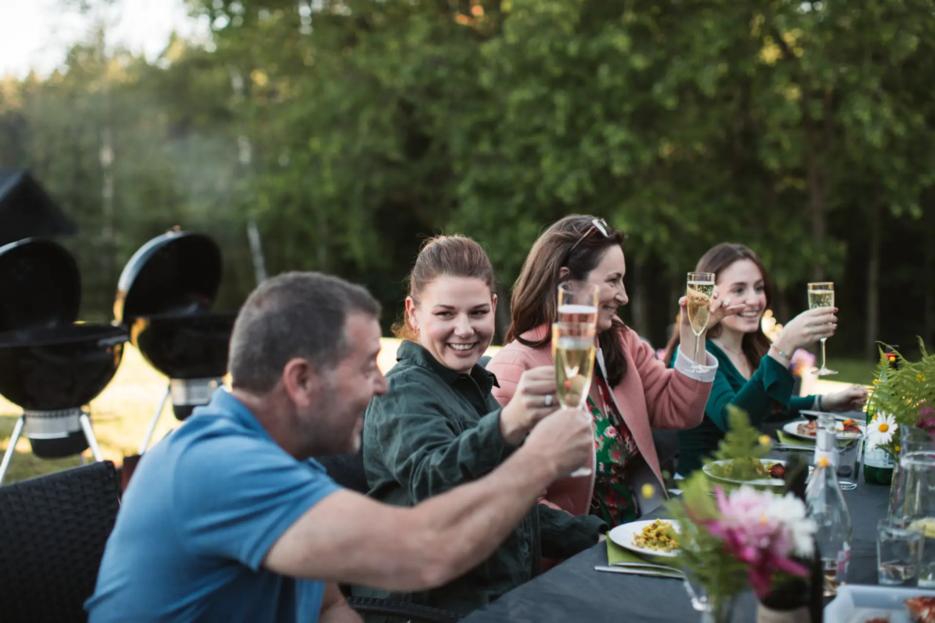 Long-table dinner outdoors – the whole group around one table