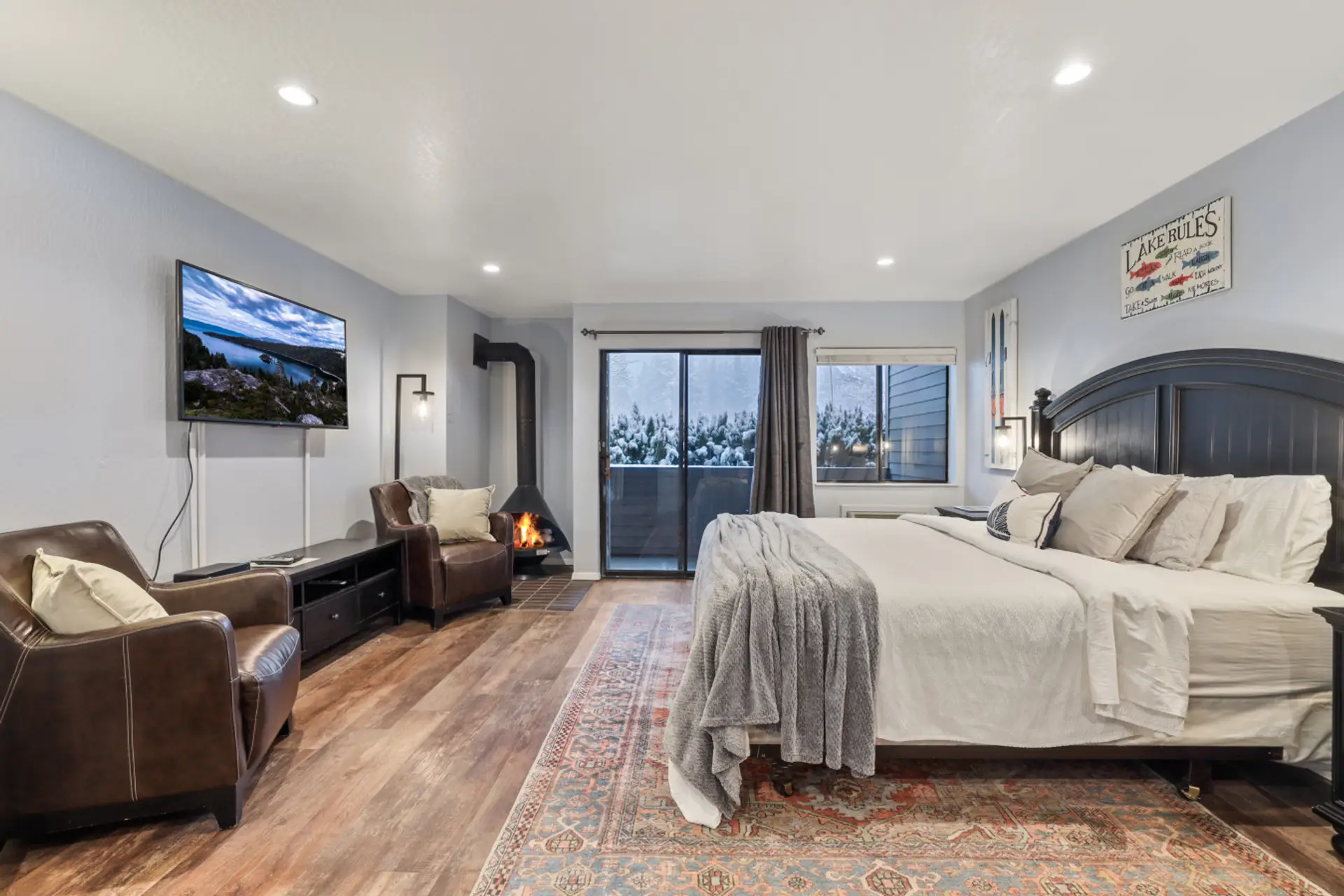 King bed, gas fireplace & Smart TV