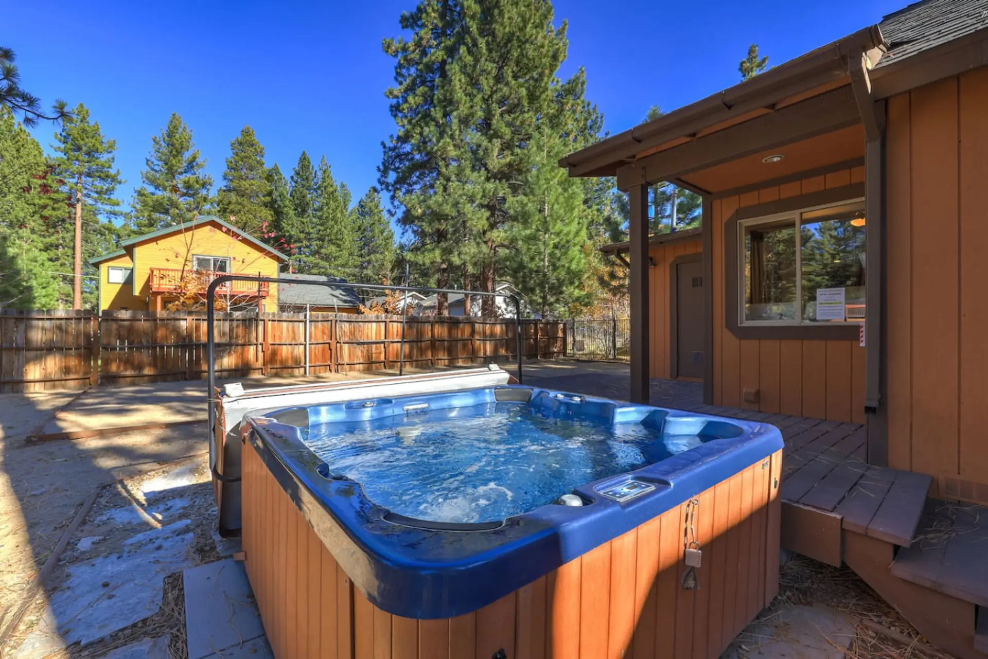 Hot tub at Knotty by Nature