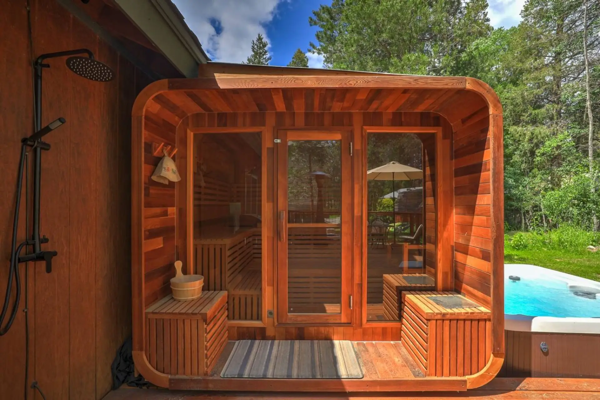 Sauna and hot tub