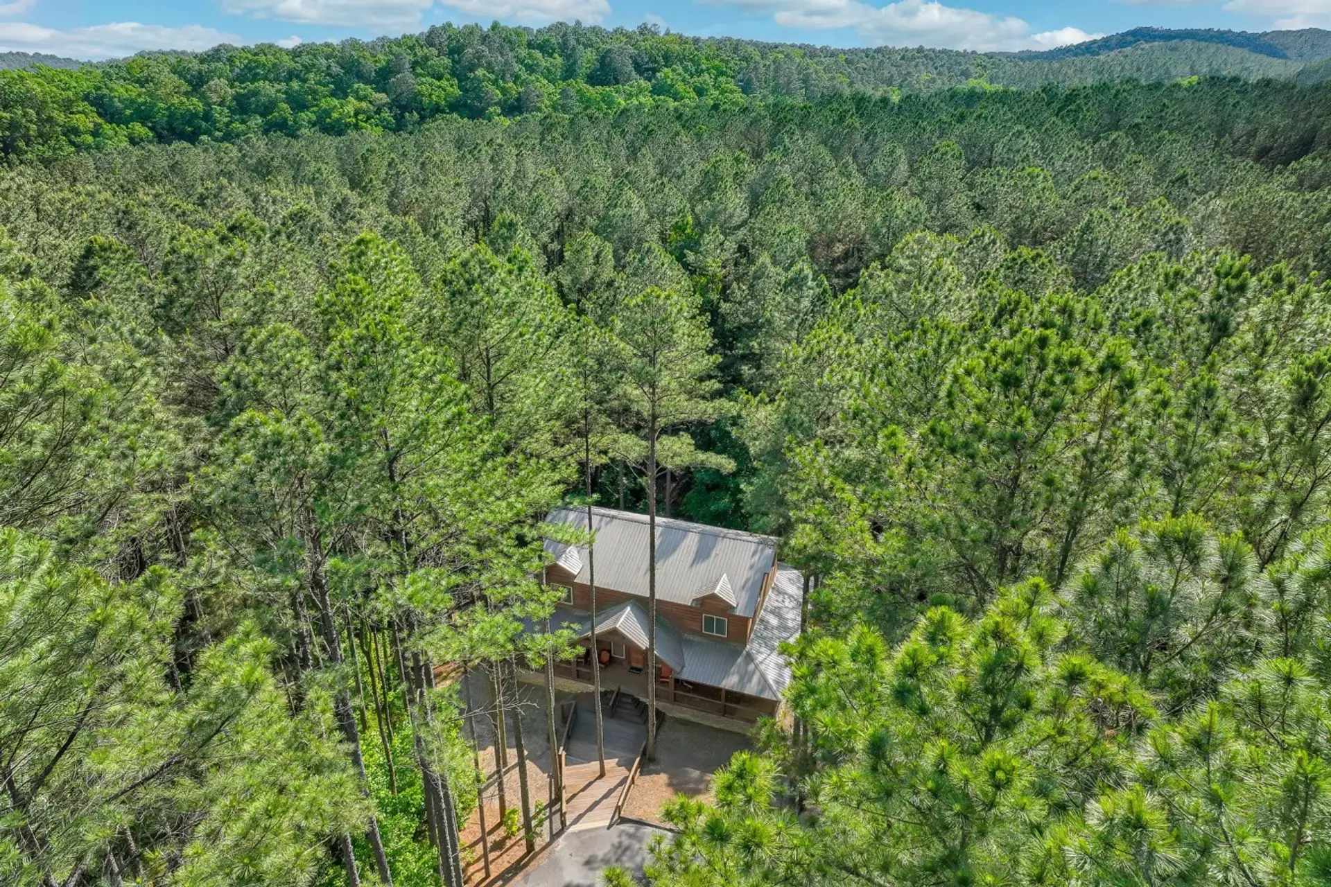 Your Hochatown hideaway in the pines.
