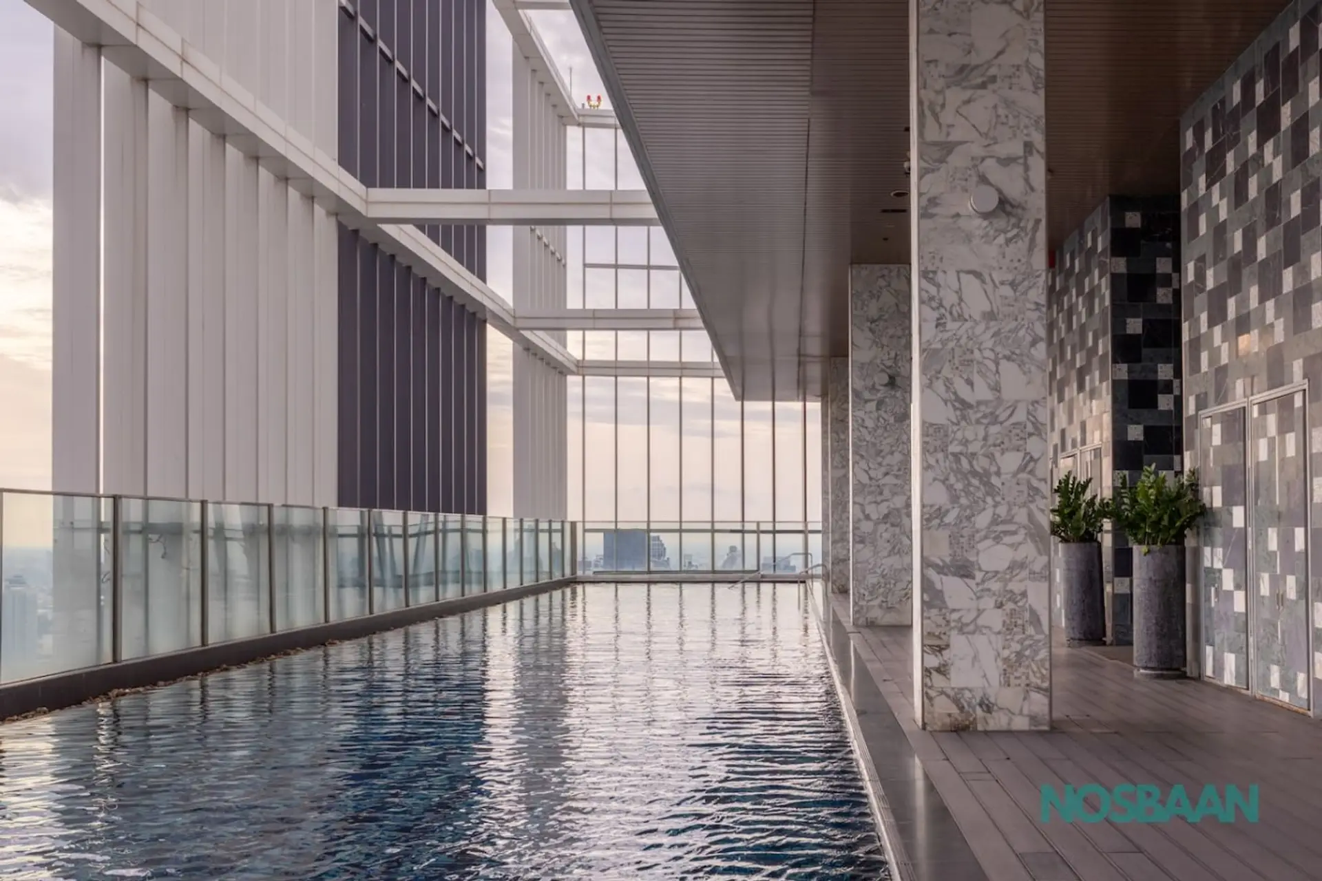 Rooftop pool on the "S" Skyline floor (Tower 2)