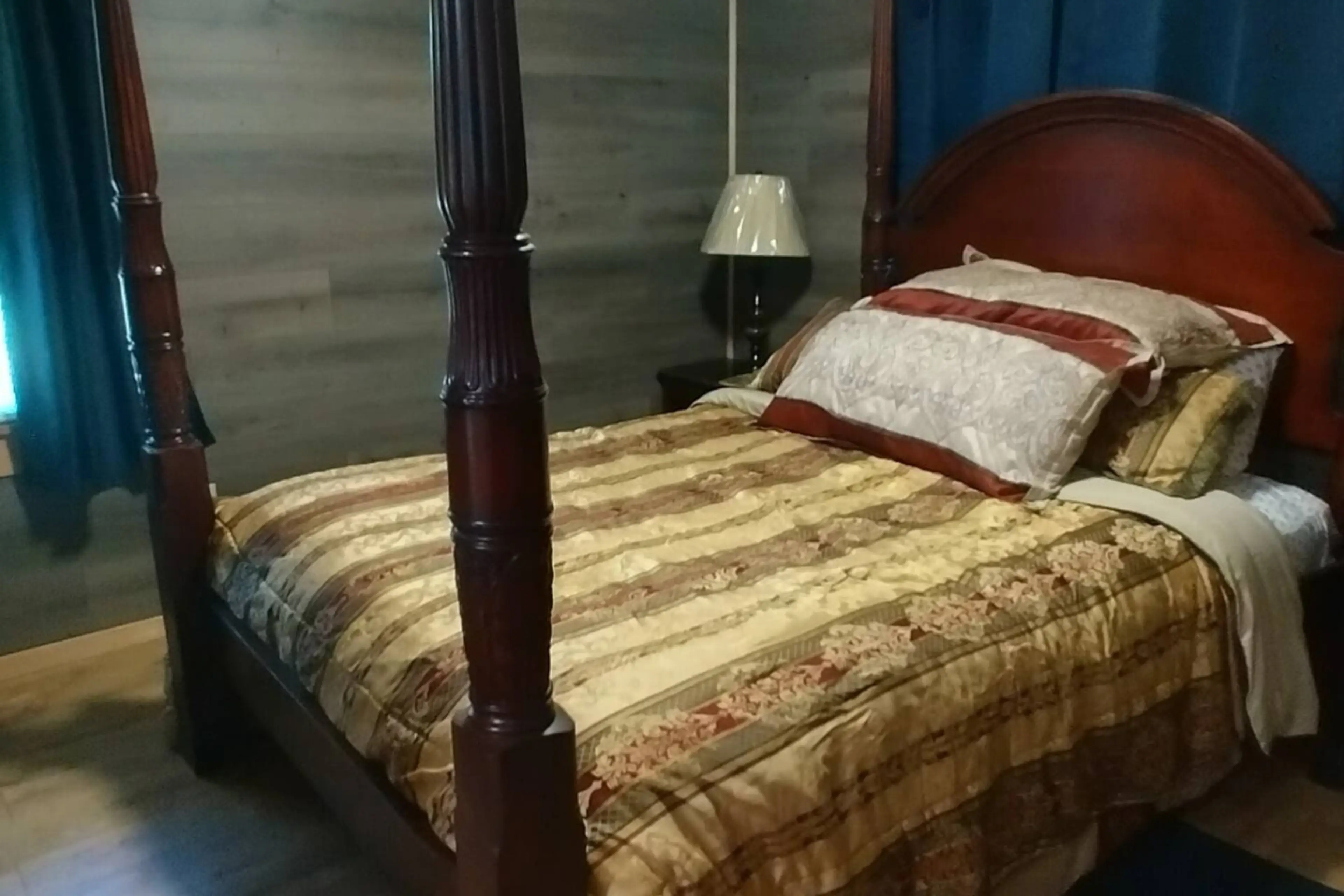 Beautiful four poster queen sized bed.
