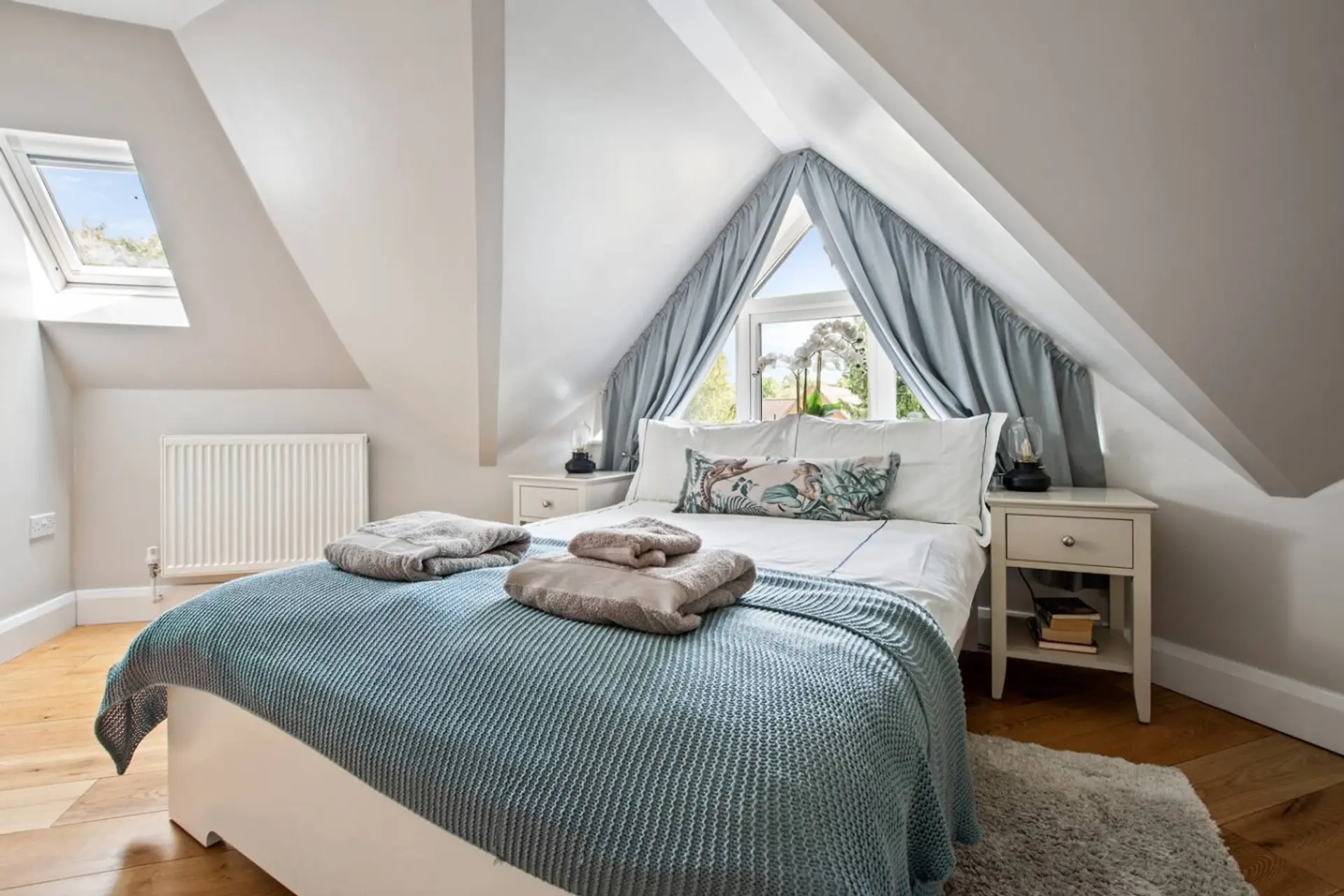 Cosy double bedroom with clothes storage