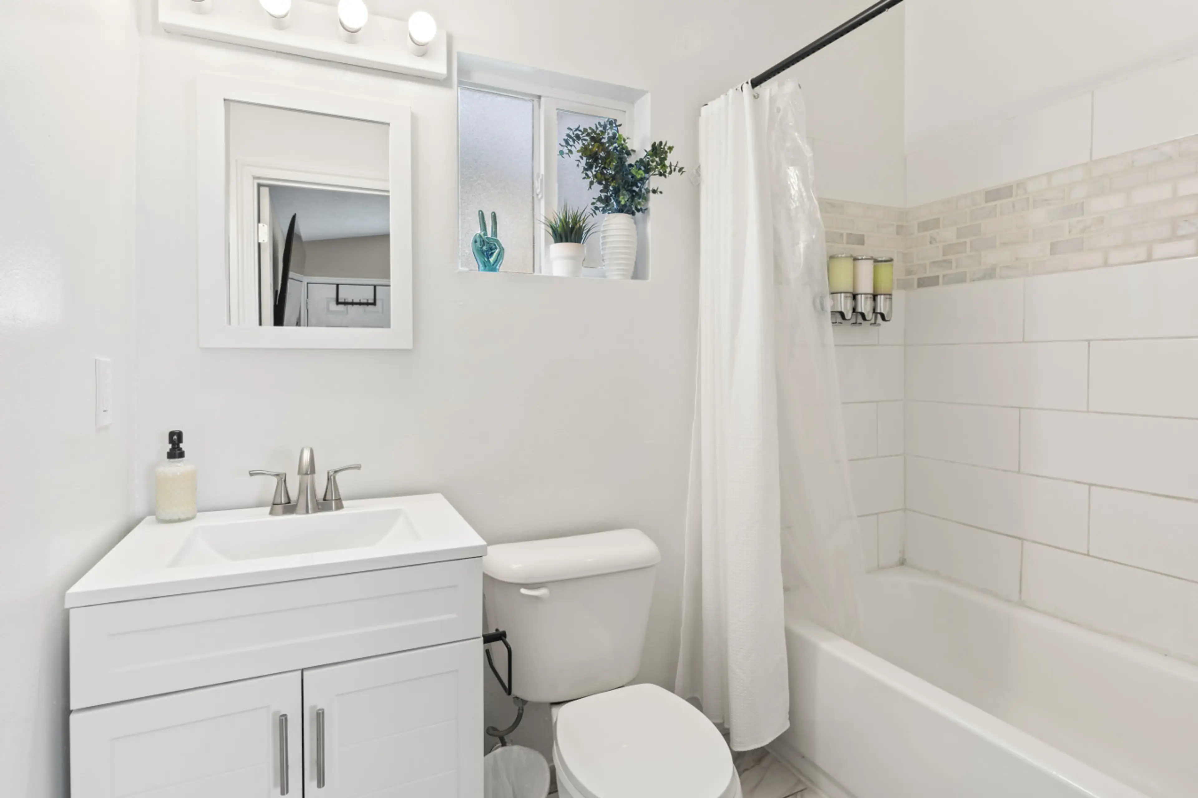 Full Bathroom w/ Tub