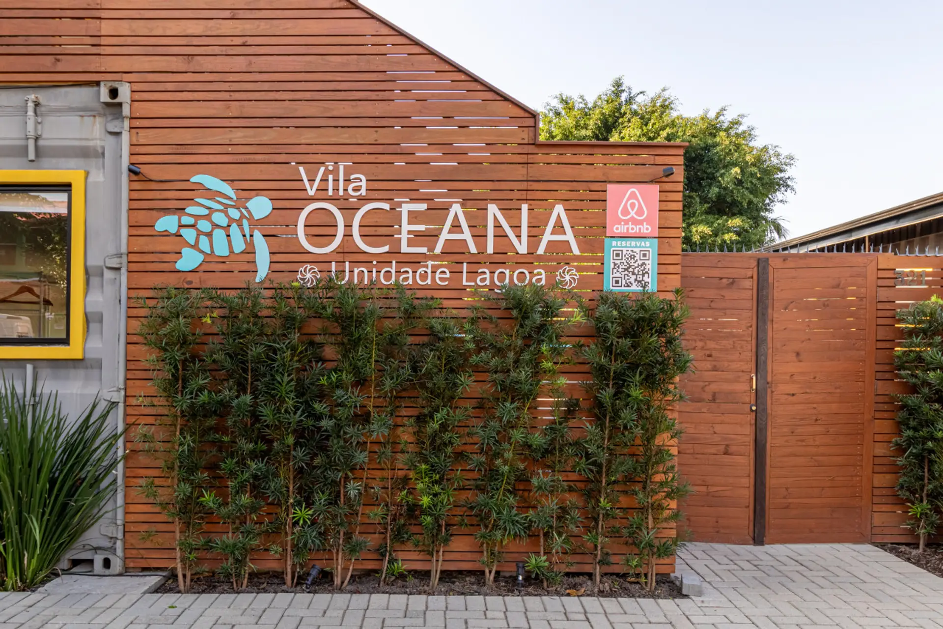 Reconhecer o local da sua hospedagem é fácil: primeiro pela natureza da construção em containers marítimos e em segundo pela nossa logomarca na fachada principal.