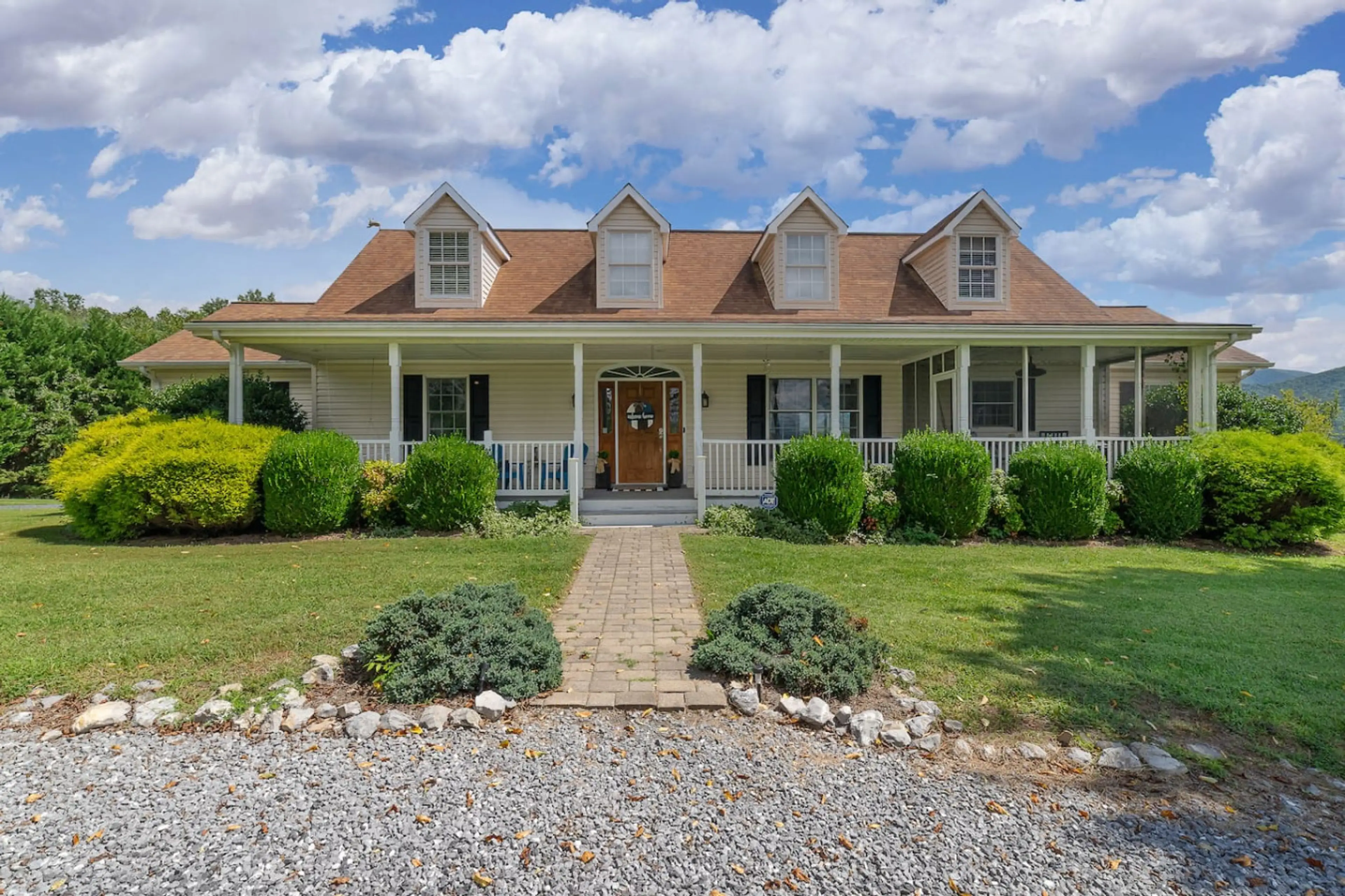 Welcoming Front View of Oakridge Retreat – Your Perfect Mountain Getaway Starts Here