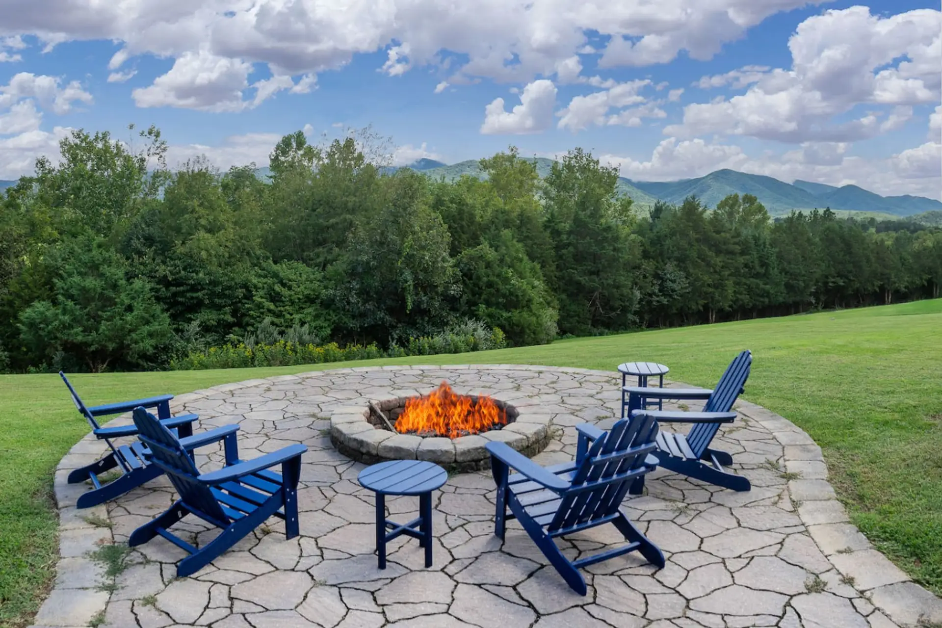 Outdoor Firepit Area – Perfect for Gatherings, S’mores, and Family Fun Under the Stars