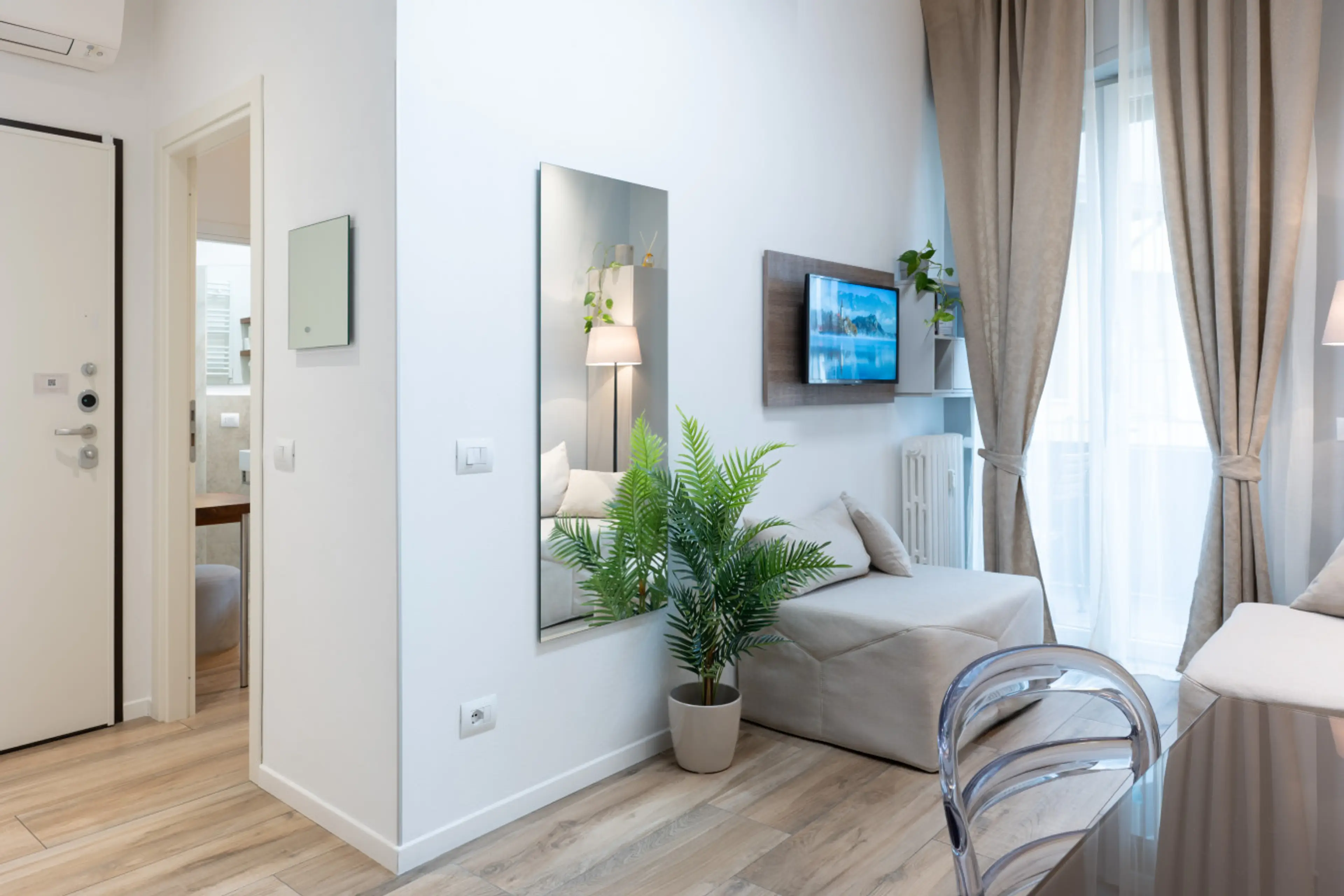 Living room with fully equipped kitchen, dining table, and sofa for a relaxing and practical stay